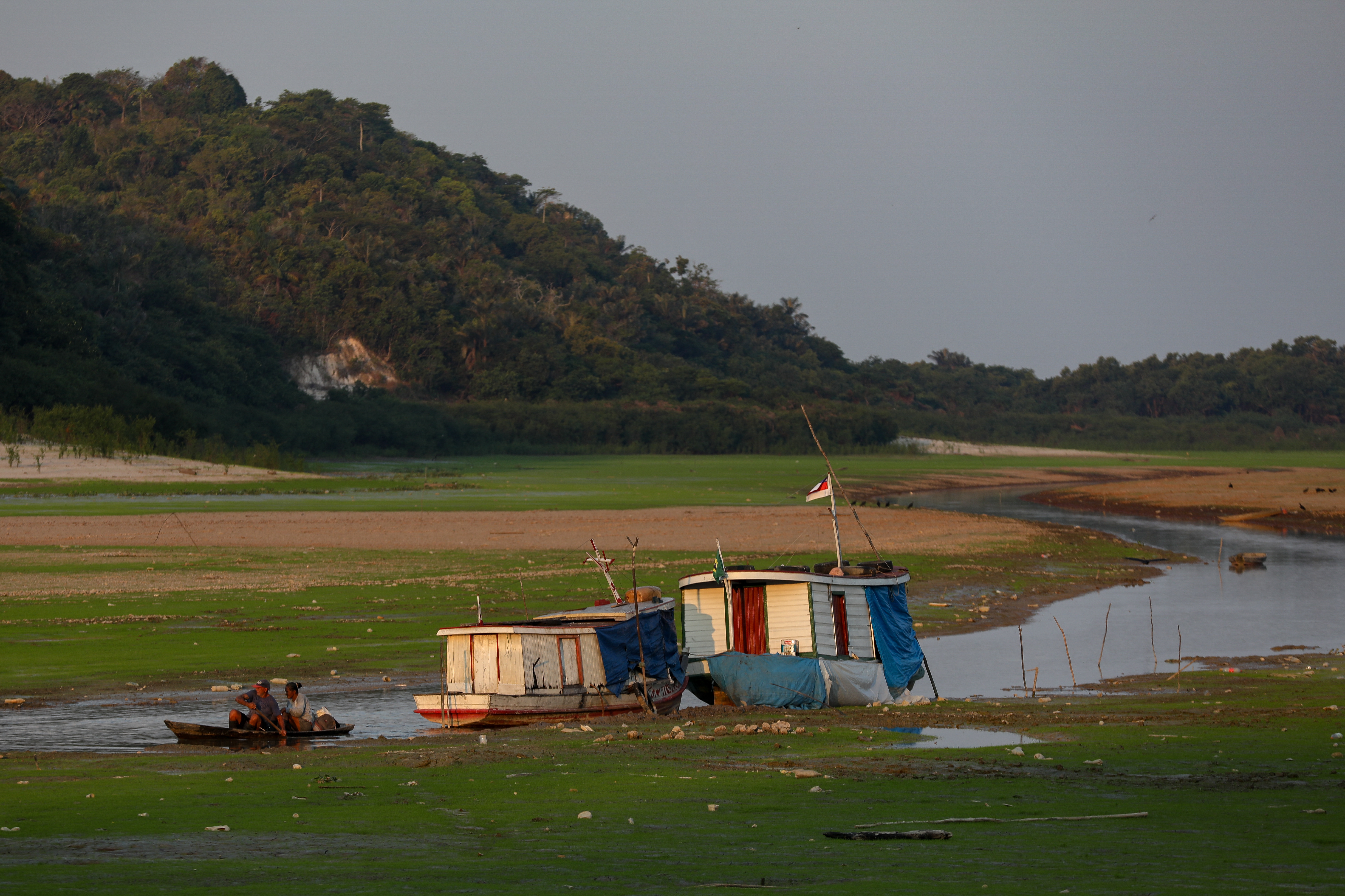 Los barcos quedan varados en el lago Aleixo.