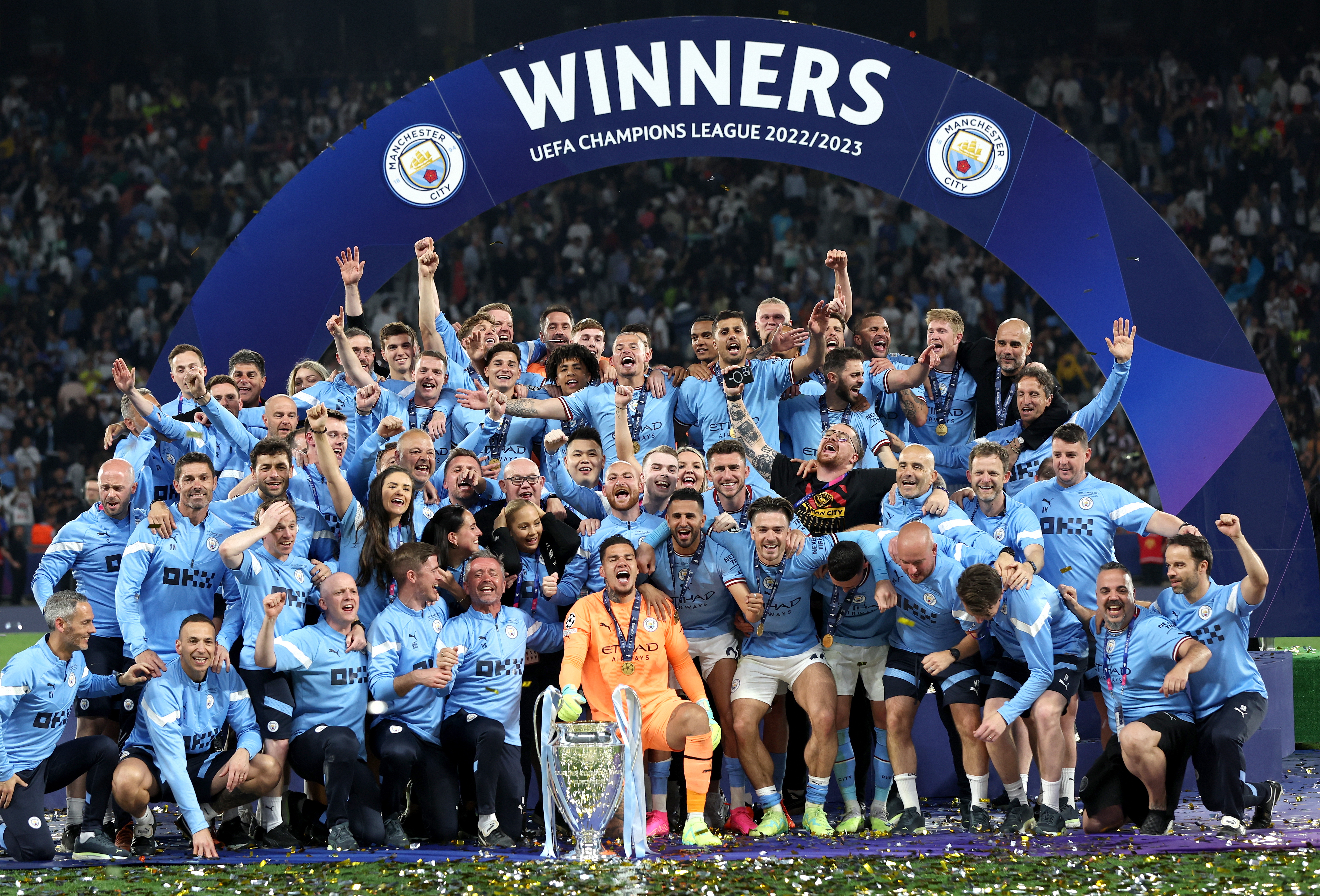 Istanbul (Turkey), 10/06/2023.- Manchester City players and staff celebrate winning the UEFA Champions League Final soccer match between Manchester City and Inter Milan, in Istanbul, Turkey, 10 June 2023. (Liga de Campeones, Turquía, Estanbul) EFE/EPA/TOLGA BOZOGLU