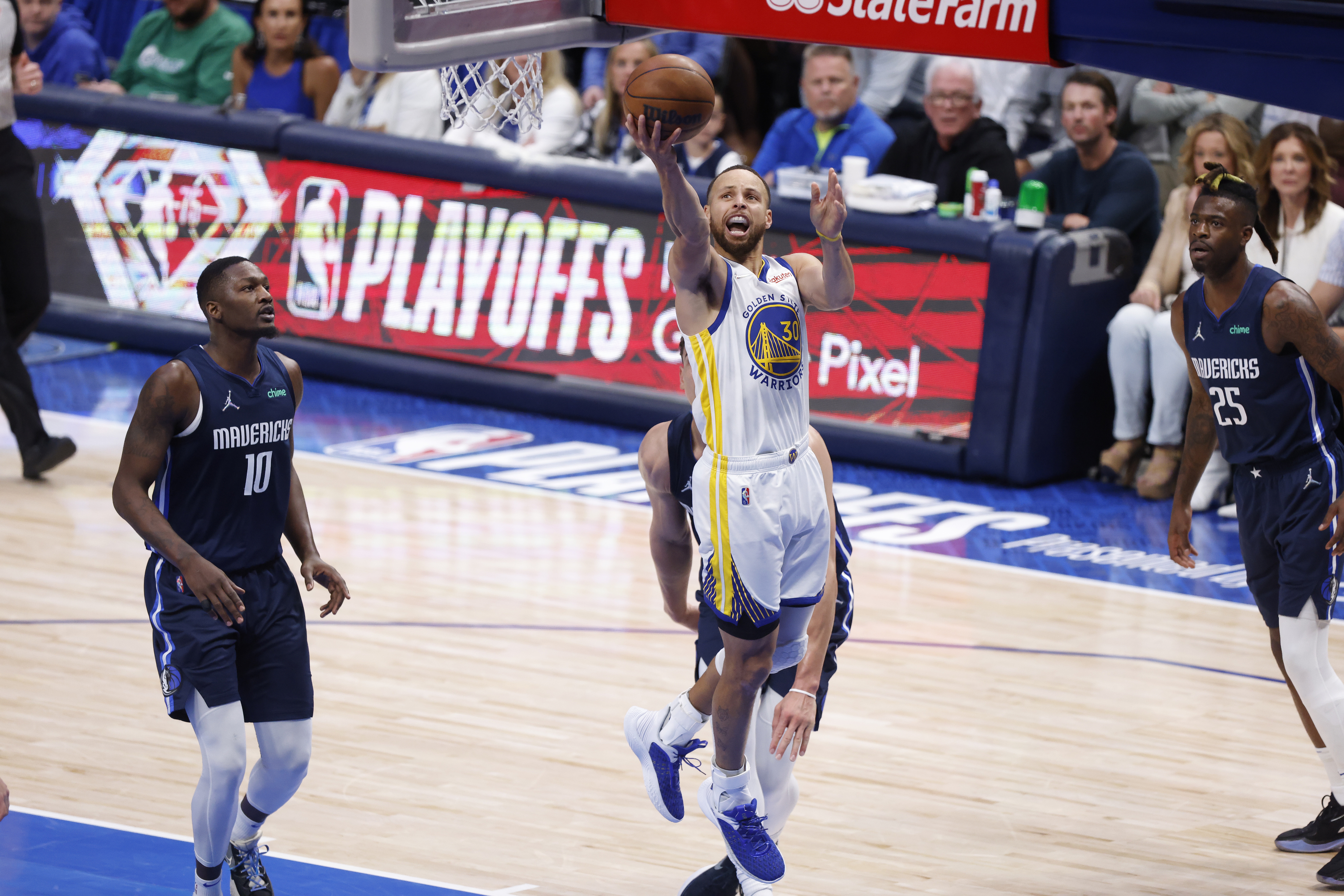 Dallas (United States), 23/05/2022.- Golden State Warriors guard Stephen Curry (C) makes a layup past Dallas Mavericks guard Luka Doncic (C, rear) during the first half of the NBA Western Conference Finals playoff game three between the Dallas Mavericks and the Golden State Warriors at the American Airlines Center in Dallas, Texas, USA, 22 May 2022. (Baloncesto, Estados Unidos) EFE/EPA/ADAM DAVIS SHUTTERSTOCK OUT