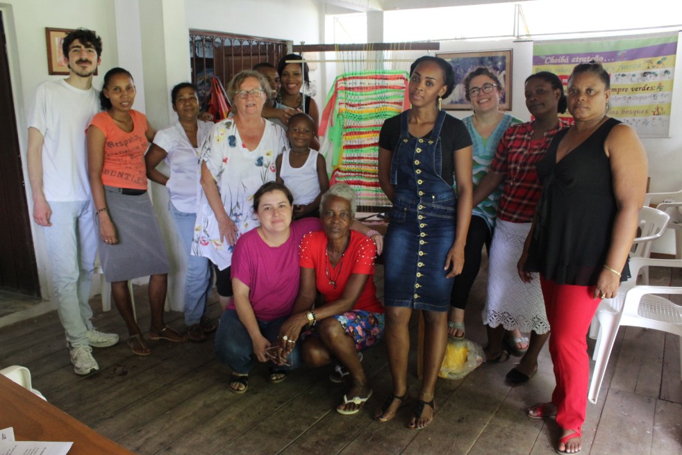 Integrantes del grupo Artesanías Choibá, en Quibdó (Chocó).