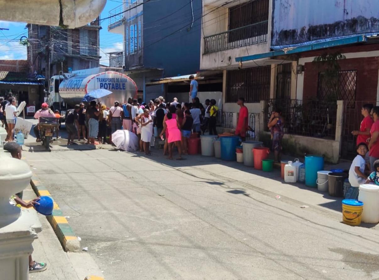 Habitantes de distintos sectores hacen filas para abastecerse de agua tras la emergencia provocada por la ruptura de una de las principales líneas de conducción del distrito.