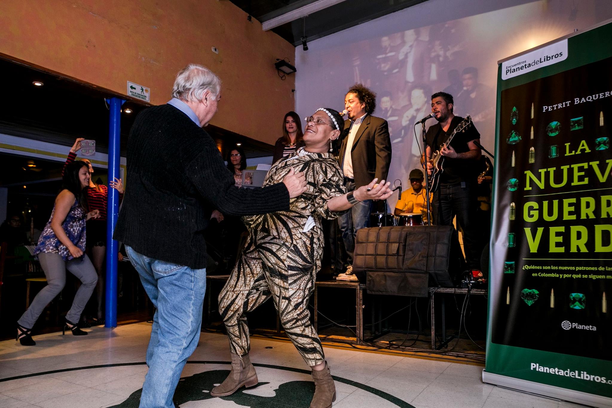 Edelmira Massa bailando con el escritor Alberto Baquero Nariño en la presentación de un libro del autor de esta nota. Foto Diego Zamora.