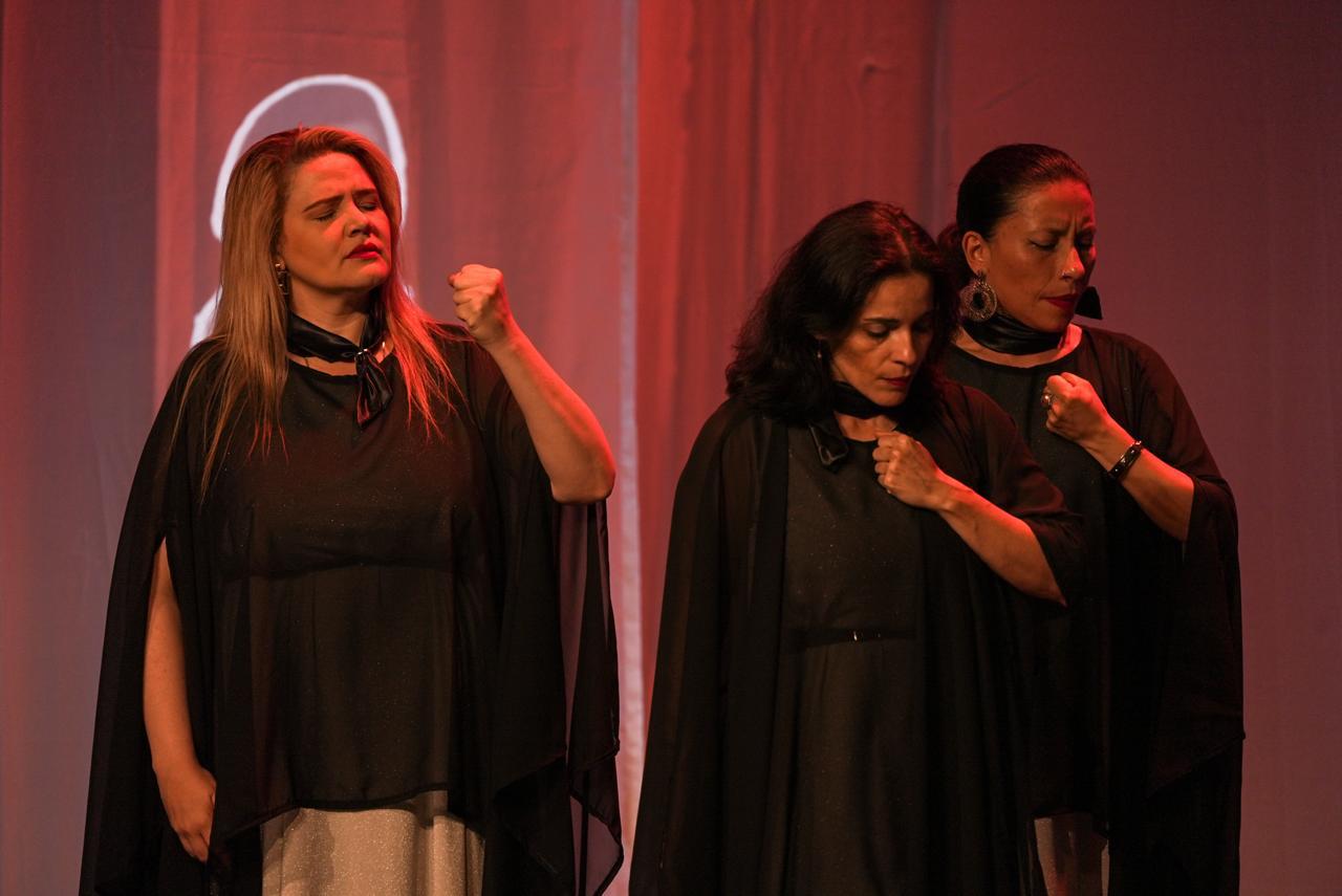 Performance "No es Hora de Callar", dirigido por la dramaturga Patricia Ariza.