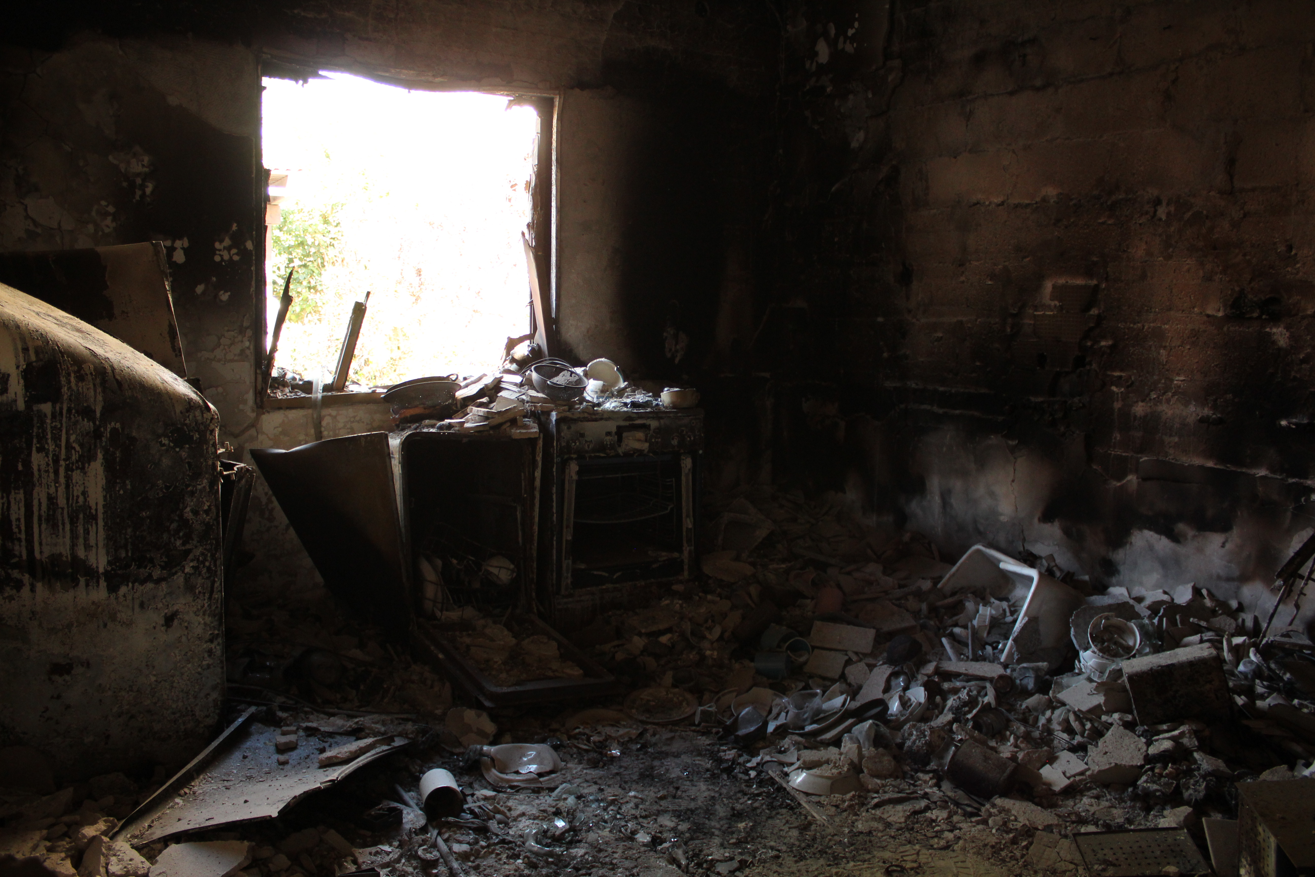 Una de las casas incineradas en el kibutz.