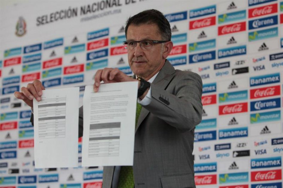 El director técnico de la selección mexicana de fútbol, el colombiano Juan Carlos Osorio, presenta la nómina de México para afrontar la Copa América. / EFE
