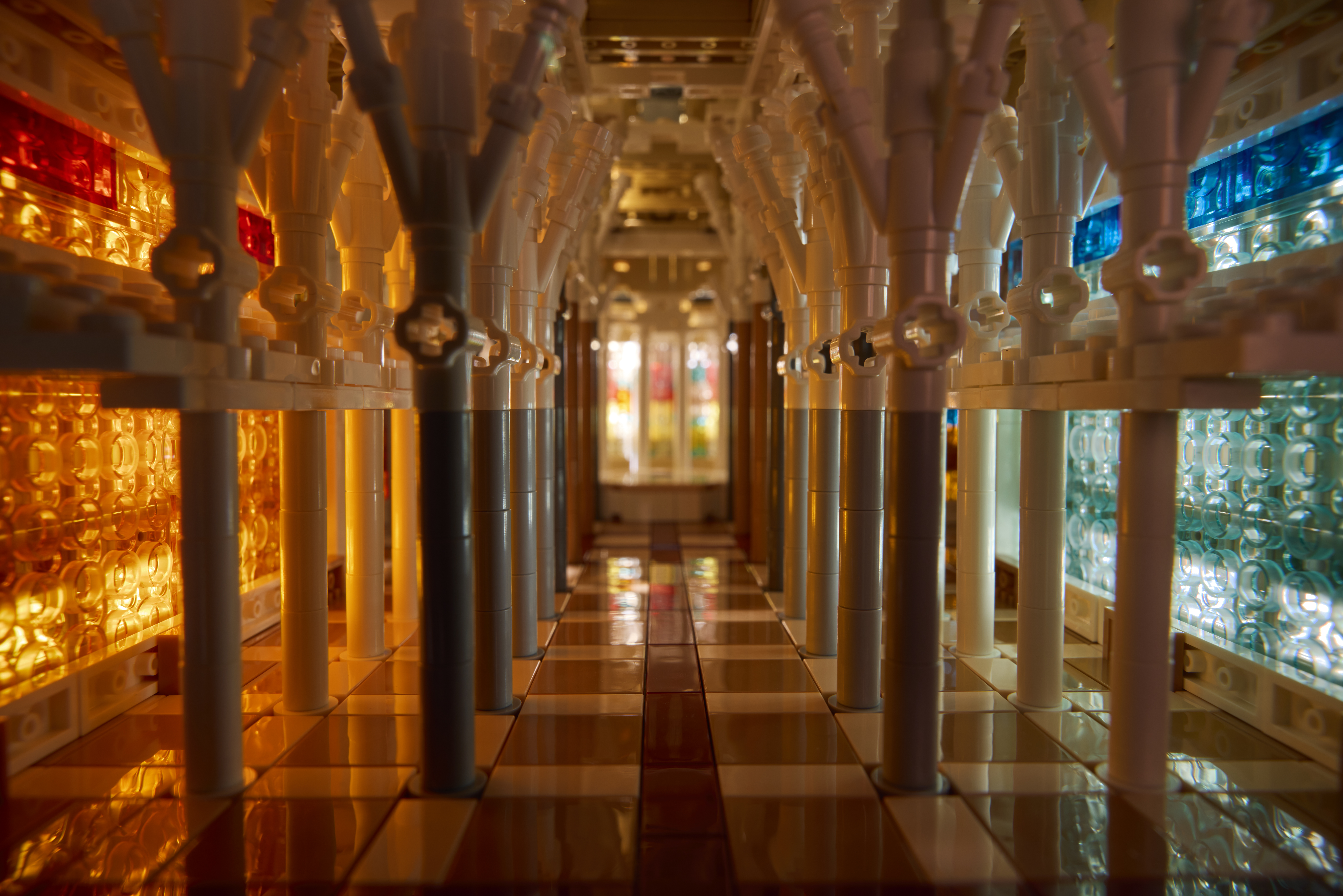 Vista interior del modelo de la Sagrada Familia de LEGO.