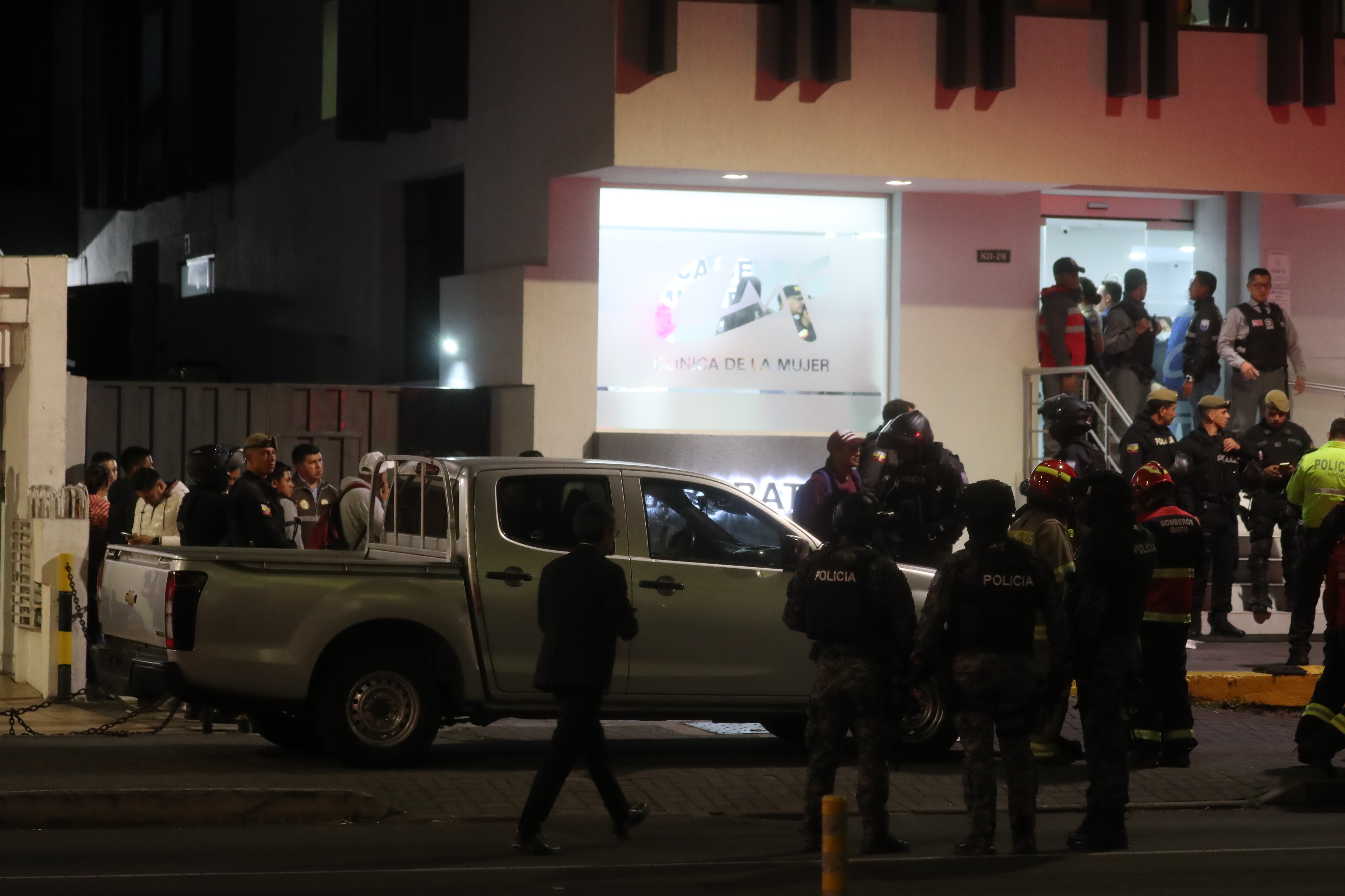 AME9377. QUITO (ECUADOR), 09/08/2023.- Fuerzas de Seguridad permanecen afuera de la Clínica de la Mujer, a donde fue llevado el candidato a la Presidencia de Ecuador Fernando Villavicencio, hoy, en Quito (Ecuador). Villavicencio fue asesinado este miércoles tras ser disparado por desconocidos a la salida de un mitin electoral de su campaña electoral en un céntrico sector de Quito, según confirmó el Gobierno ecuatoriano. El ministro del Interior, Juan Zapata, ha confirmado el crimen en declaraciones recogidas por varios medios de información y ha asegurado que el ataque fue perpetrado por sicarios que, además, han herido a otras personas. EFE/ José Jácome