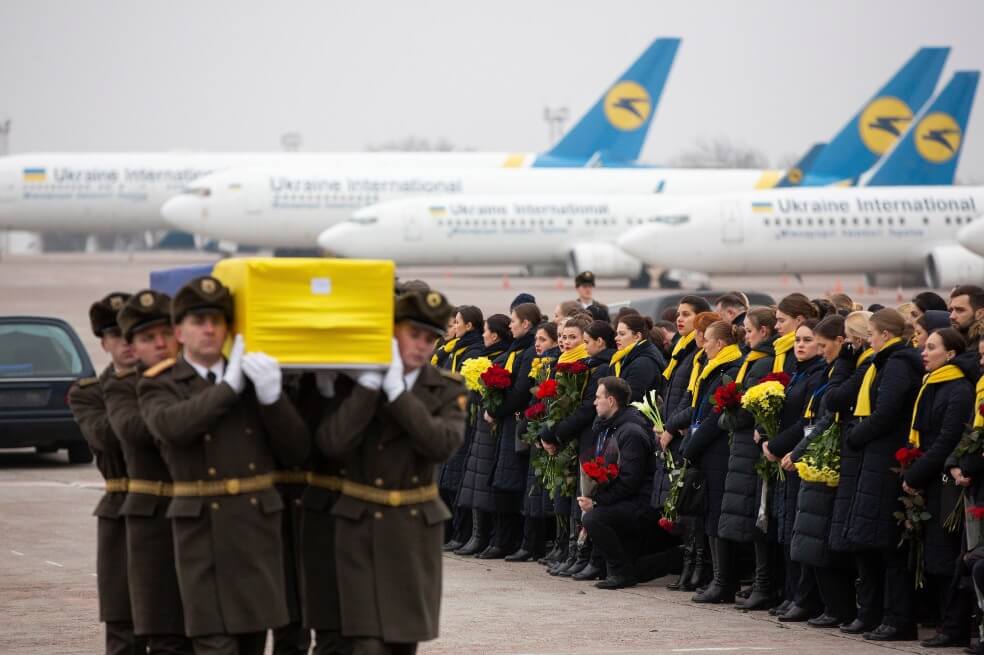 En fotos: llegan a Kiev los restos de los ucranianos que iban en el avión derribado por Irán