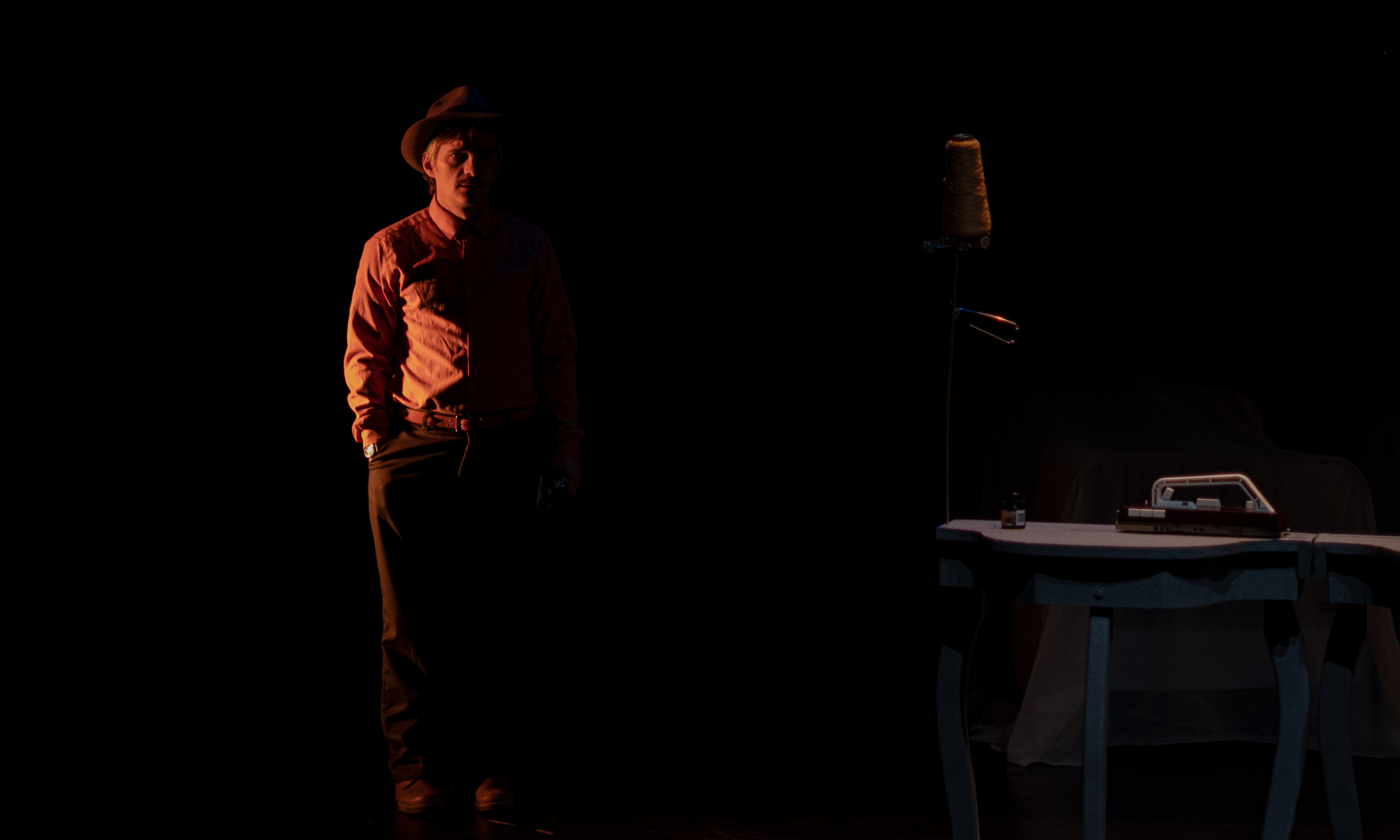 Puesta en escena de “Lo que esconde la loma”, obra que cuenta con la actuación de Pedro Suárez.