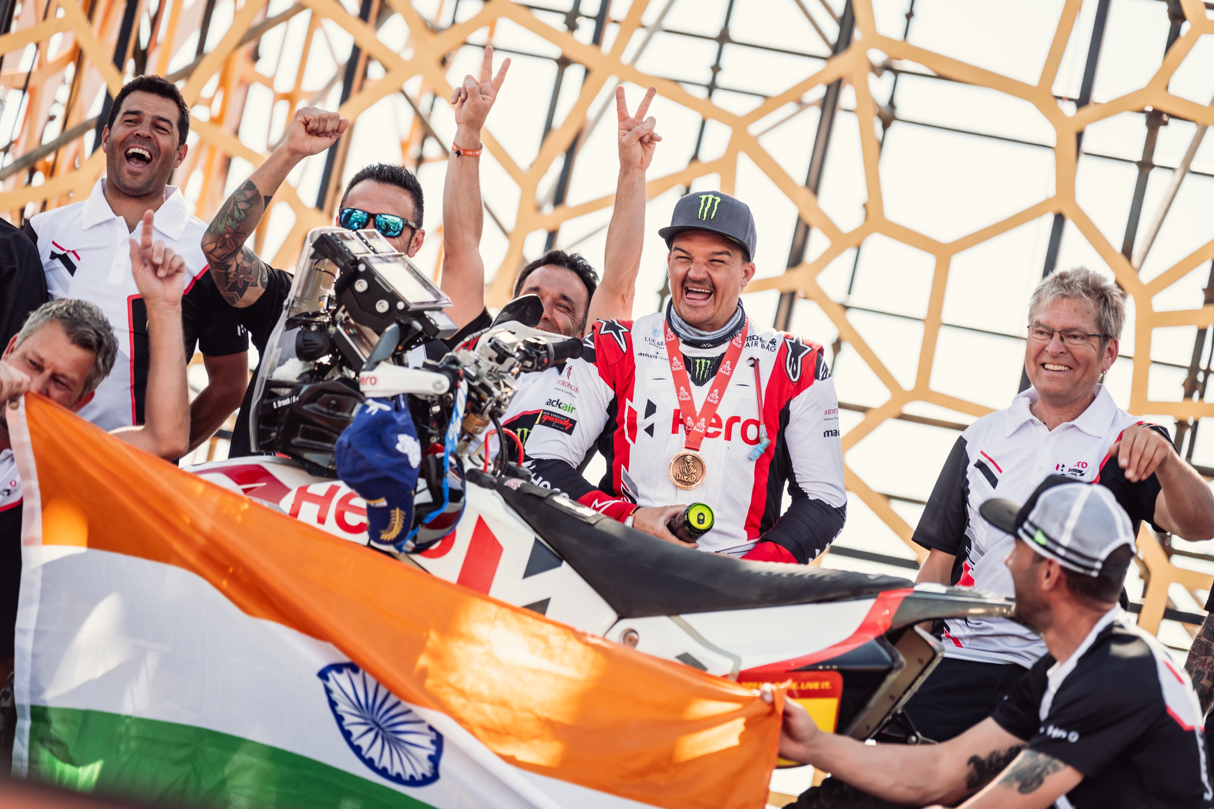 Ross Branch en el podio del Rally Dakar en Yanbu, Arabia Saudita.