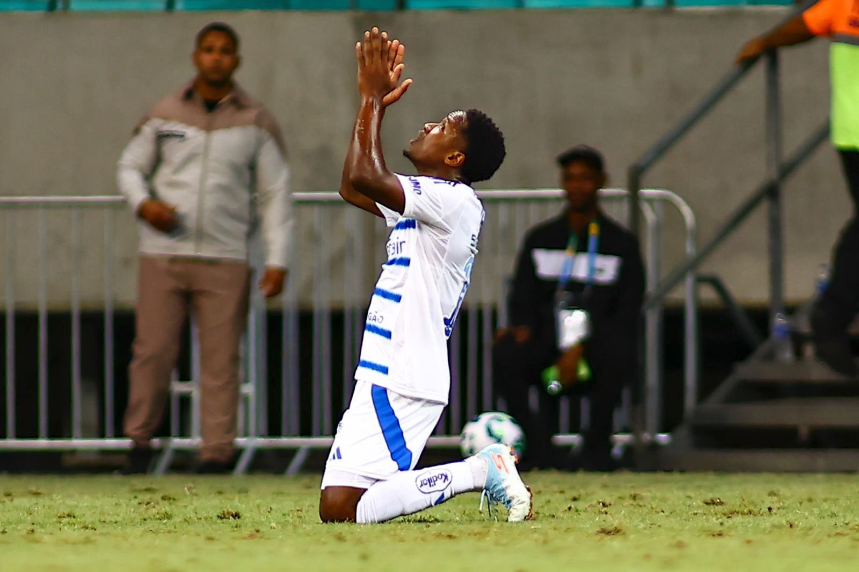 Luis Sinisterra celebra su gol con Cruzeiro.