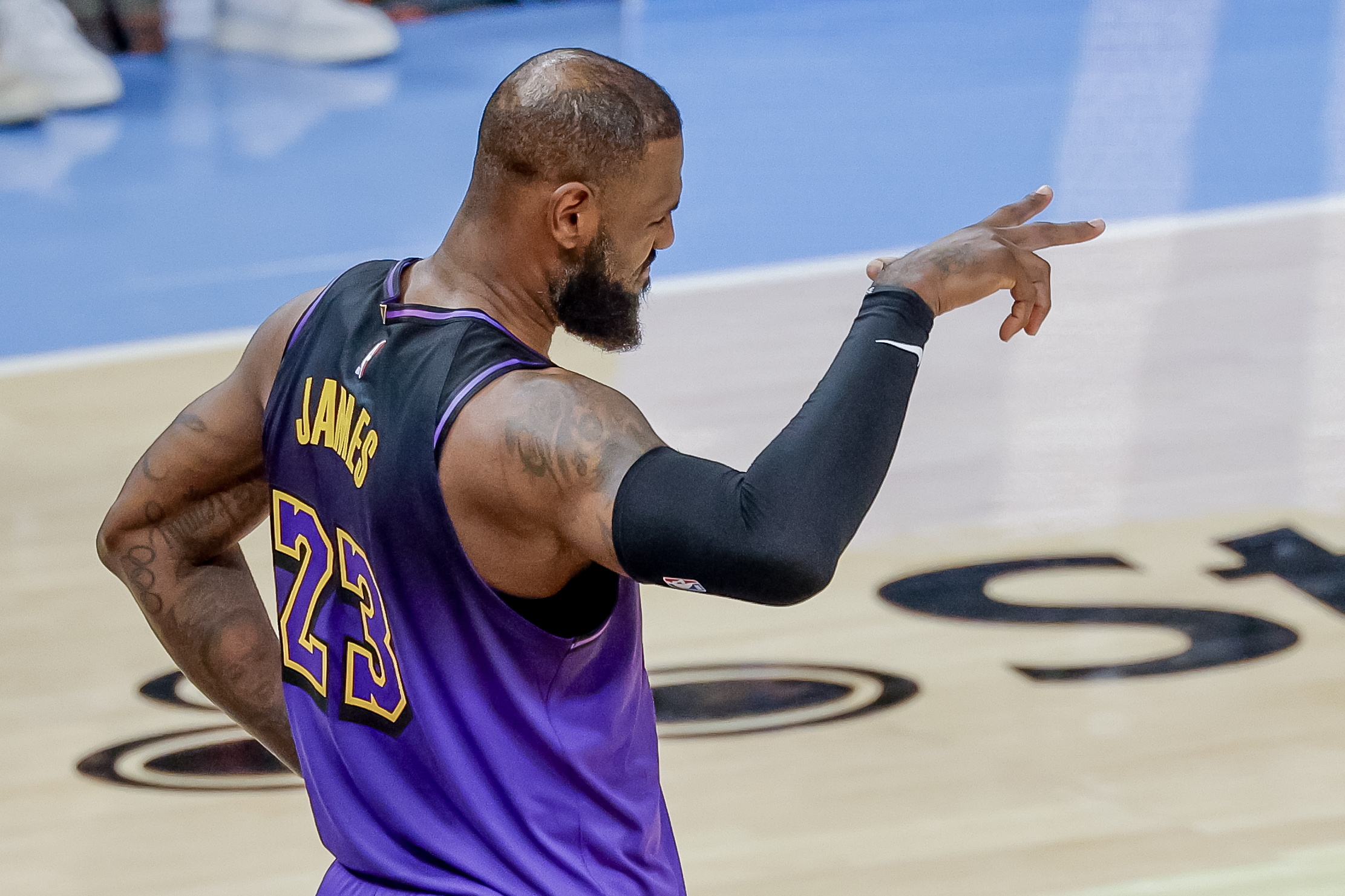 Atlanta (United States), 07/12/2024.- Los Angeles Lakers forward LeBron James reacts before the tipoff of an NBA game against Atlanta Hawks in Atlanta, Georgia, USA, 06 December 2024. (Baloncesto) EFE/EPA/ERIK S. LESSER SHUTTERSTOCK OUT