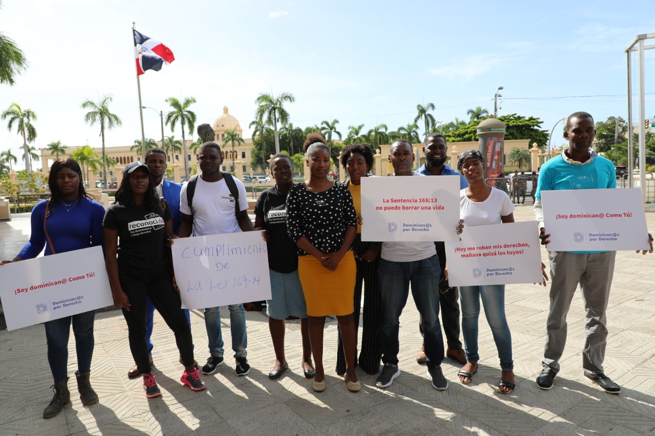 Protesta frente al palacio presidencial en Santo Domingo para conmemorar los 9 años de la Sentencia 168-13, que desencadenó una crisis de apatridia en República Dominicana.