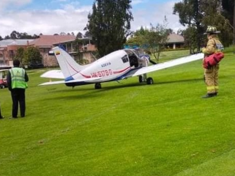 Avioneta aterrizó de emergencia en el hoyo ocho, del Club de Golf de Hatogrande