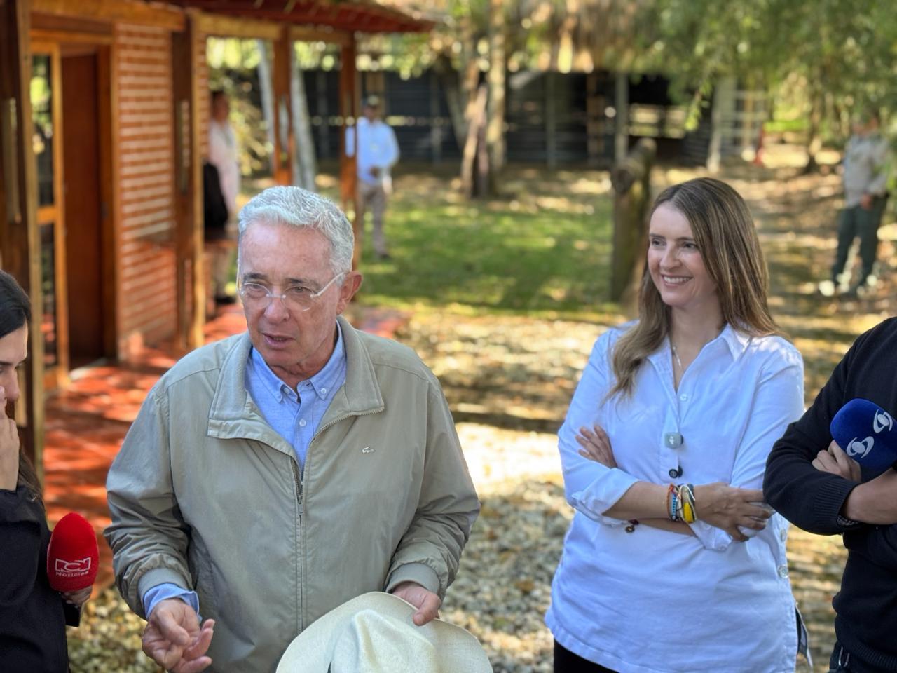 Valencia se reunió con Uribe y lanzó duro mensaje contra Cepeda por polémica del mural