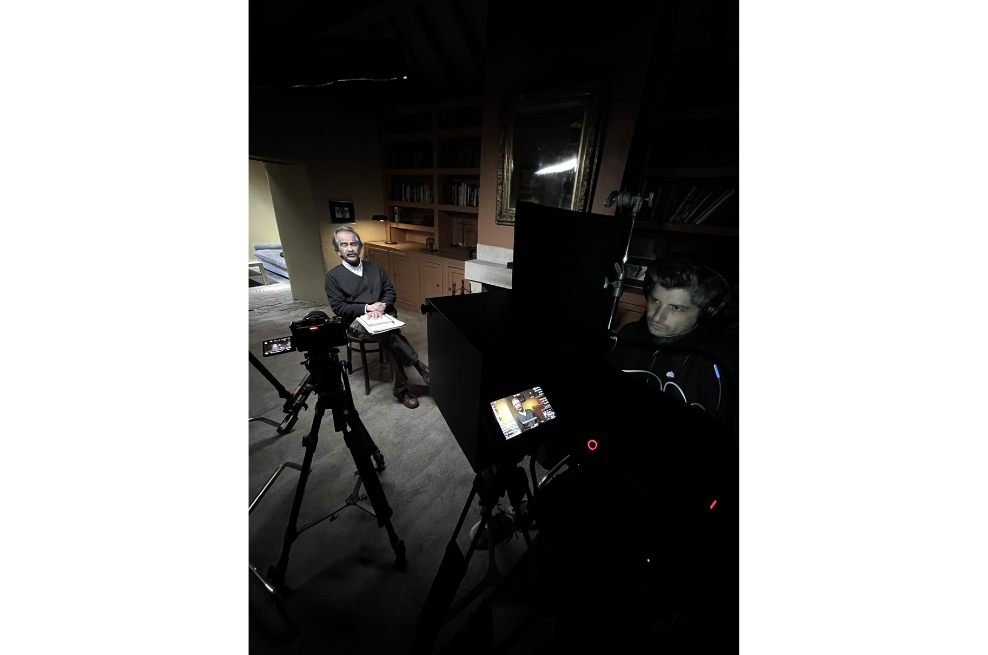 El periodista Jorge Cardona (izquierda) fue editor general de El Espectador y es el director de contenido del documental, mientras que Simón Hernández (derecha) es el director.