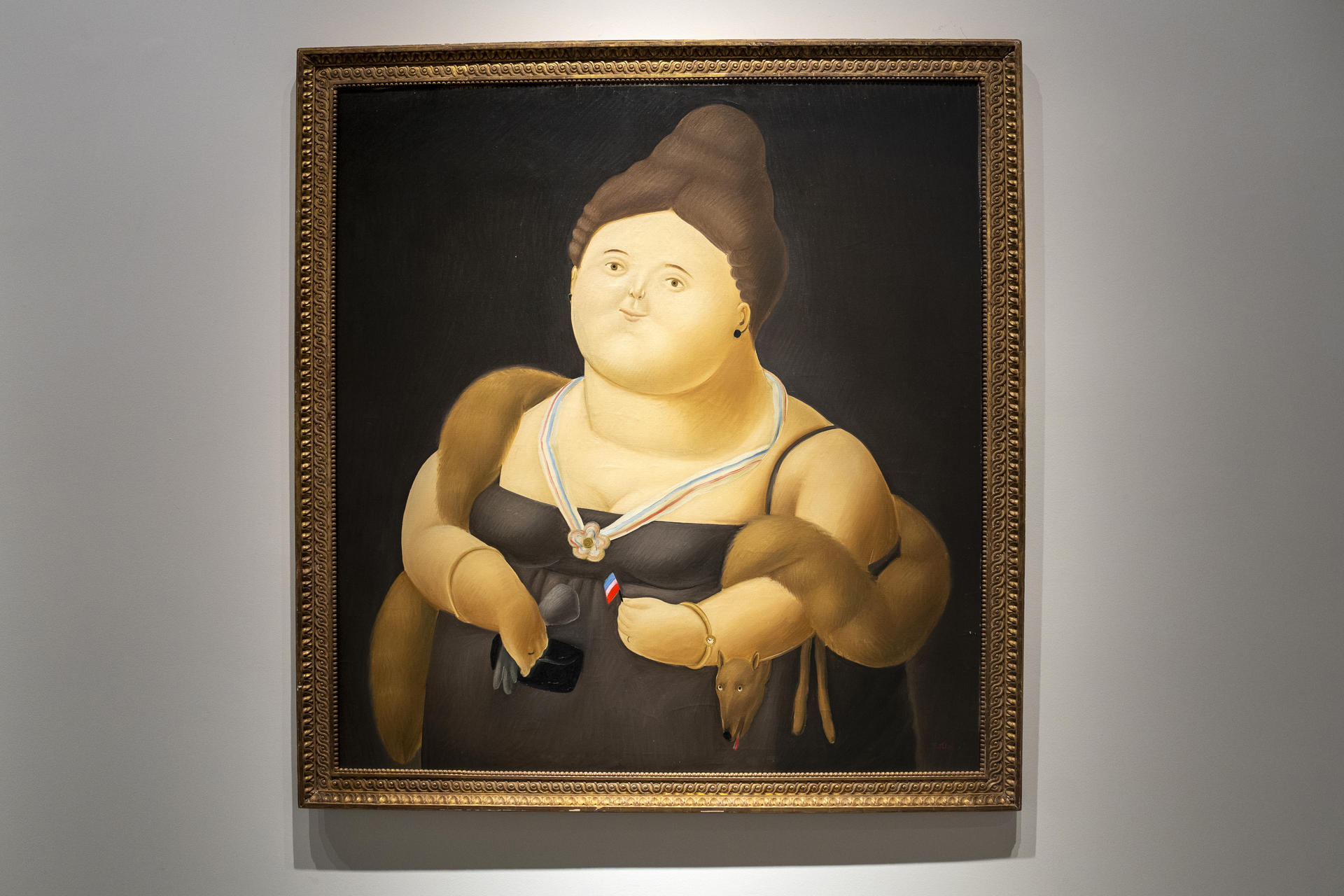 AME2178. NUEVA YORK (ESTADOS UNIDOS), 23/07/2026.- Fotografía de la obra 'Madame Ingres' del artista Fernando Botero, exhibida este jueves en Nueva York (EE.UU.). La casa de subastas Sotheby's presenta a la prensa 'Botero en Nueva York', una exposición de venta privada dedicada al artista colombiano centrada en su etapa en la Gran Manzana y que cuenta con obras nunca antes mostradas al público. EFE/Ángel Colmenares
