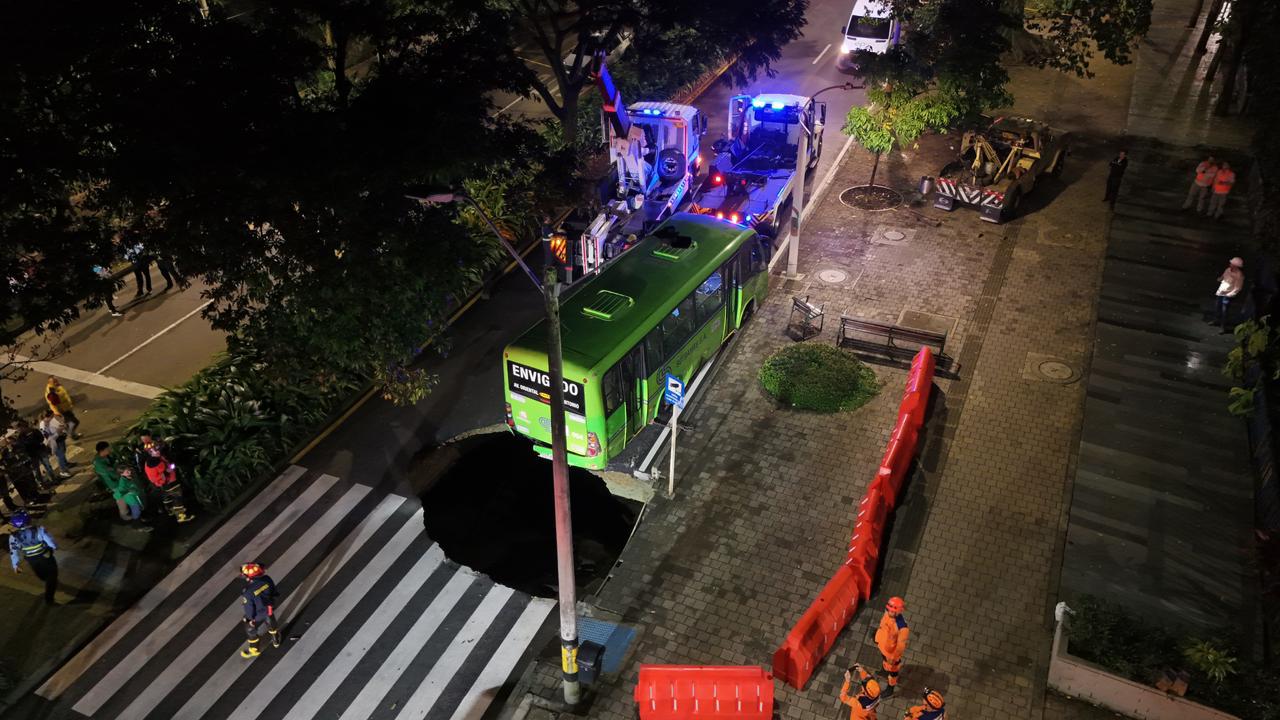Cerraron avenida El Poblado en Medellín por aparición de socavón; rutas alternas