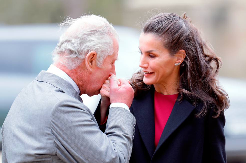 El príncipe Carlos muy cariñoso, coqueto y derretido ante la Reina Letizia