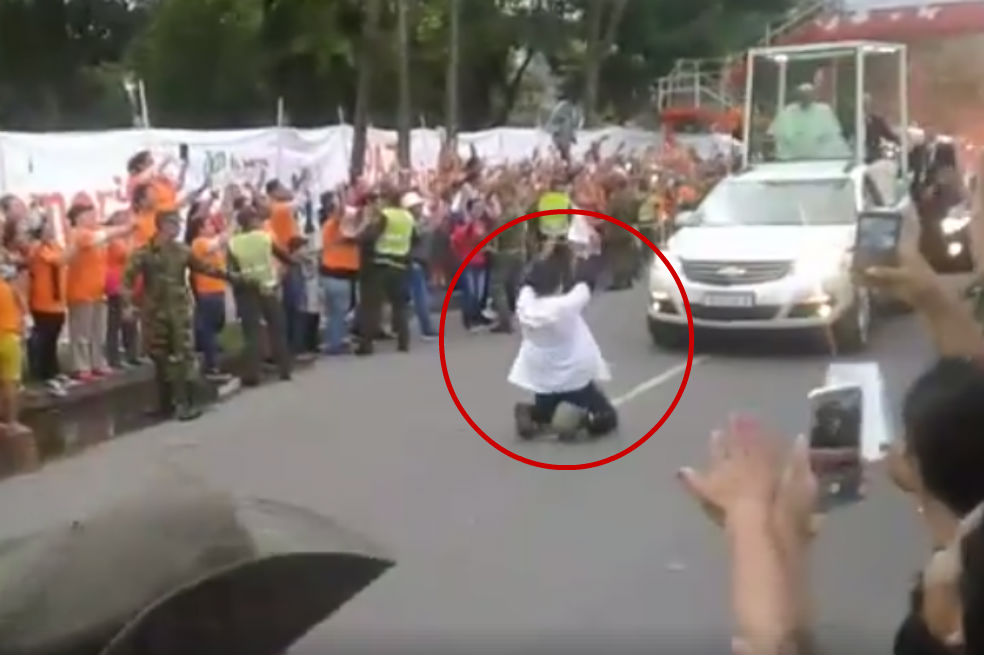 Video registró imprudencia de feligrés que casi es arrollado por papamóvil