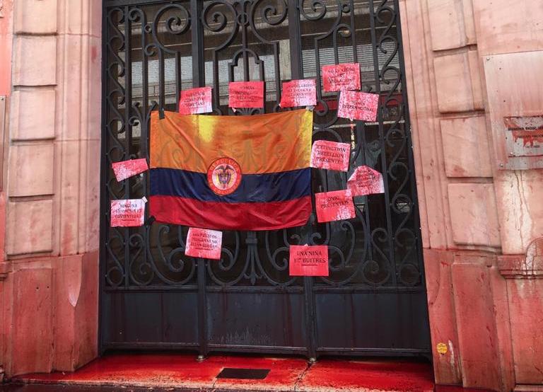 Activistas franceses y colombianos protestan contra el Ejército por caso de violaciones en Paris
