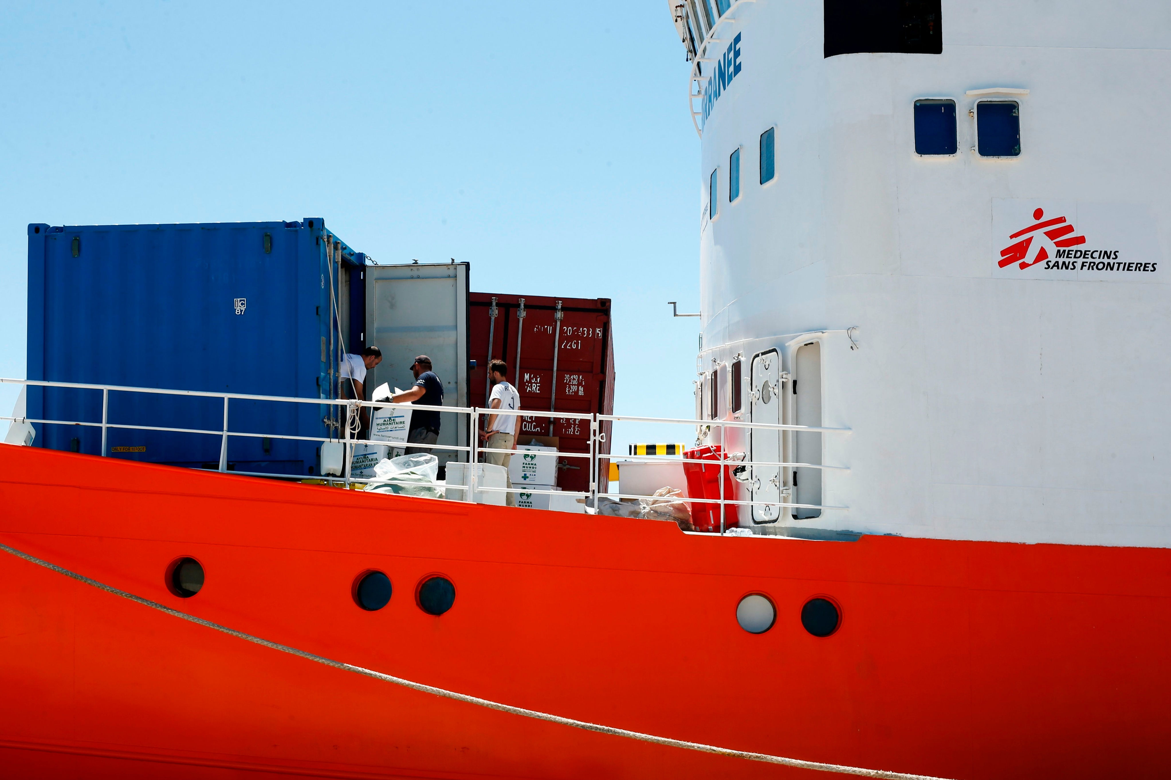 El barco rescatista salvó de el inicio de sus operaciones a más de 30.000 personas.  / AFP
