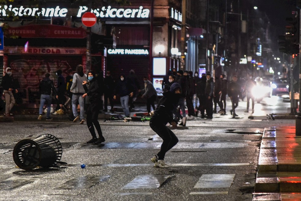 Protestas y enfrentamientos en Milán, contra los cierres decretados por el Gobierno.