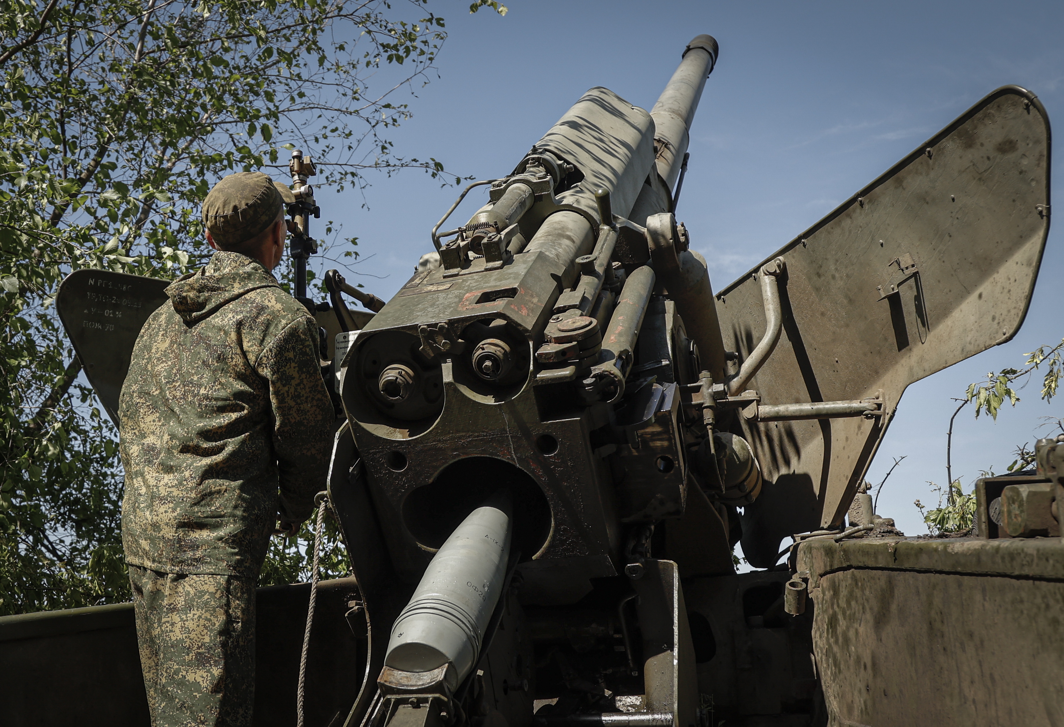 Avdiivka (Ukraine), 02/06/2022.- Self-proclaimed Donetsk People's Republic (DPR) militia prepare to fire a 2A36 Giatsint-B, a Soviet/Russian towed 152 mm field gun, on the frontline near Avdiivka, Donetsk region, eastern Ukraine, 02 June 2022. On 24 February Russian troops had entered Ukrainian territory in what the Russian president declared a 'special military operation', resulting in fighting and destruction in the country and a humanitarian crisis. (Incendio, Rusia, Ucrania) EFE/EPA/ALESSANDRO GUERRA