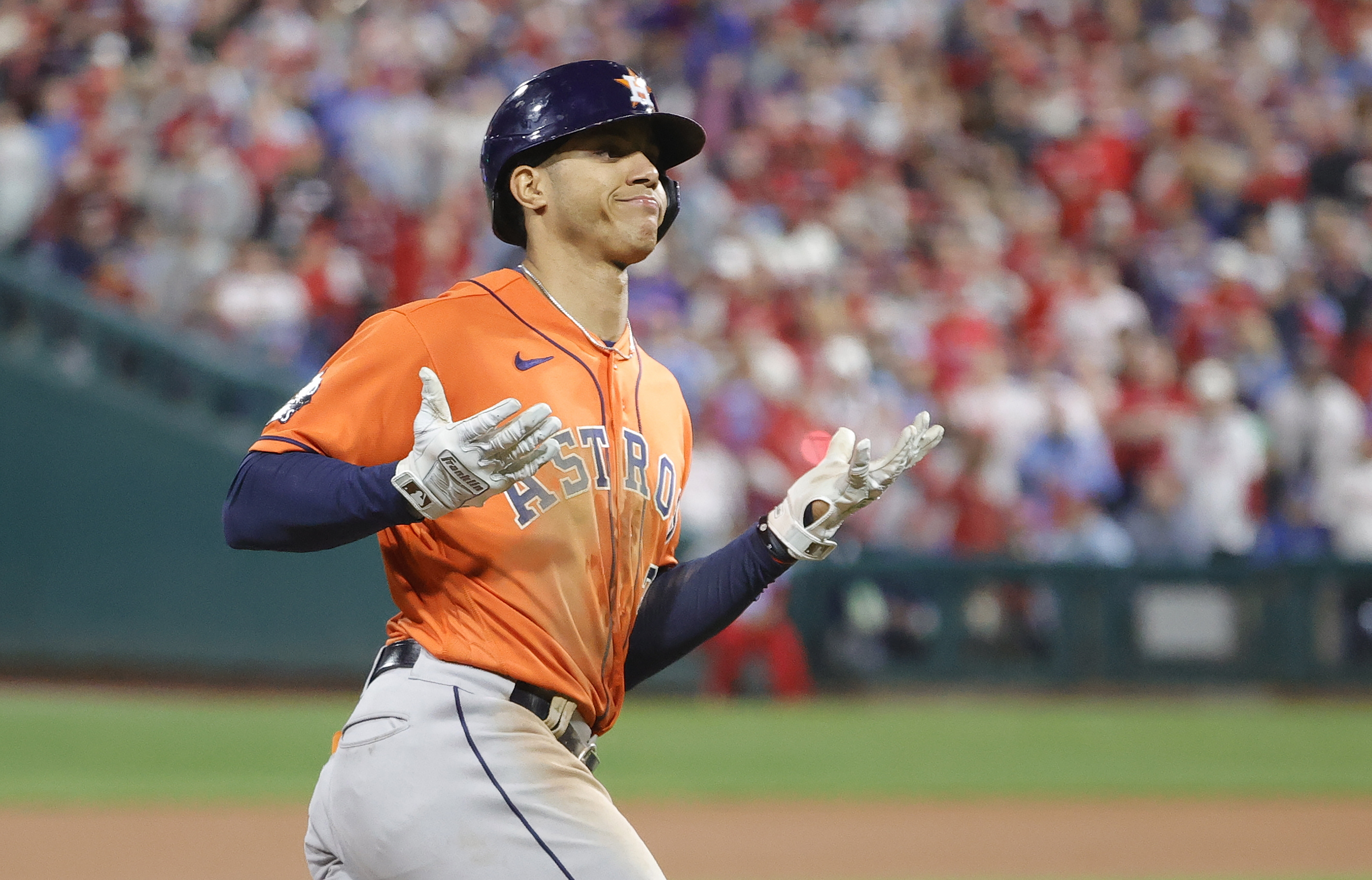 Philadelphia (United States), 03/11/2022.- Houston Astros batter Jeremy Pena reacts as he circles the bases after hitting a solo home run against the Philadelphia Phillies in the top of the fourth inning of game five of the World Series at Citizens Bank Park in Philadelphia, Pennsylvania, USA, 03 November 2022. (Estados Unidos, Filadelfia) EFE/EPA/JASON SZENES