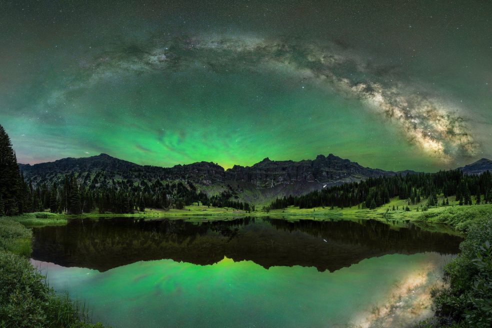 Categoría Paisajes y entornos del planeta Tierra:
Jake Mosher, de Estados Unidos, por mostrar a la Vía Láctea de verano reflejada en el lago Hyalite de Montana. Cuenta que tardó seis años esperando el momento ideal para capturar esta escena.