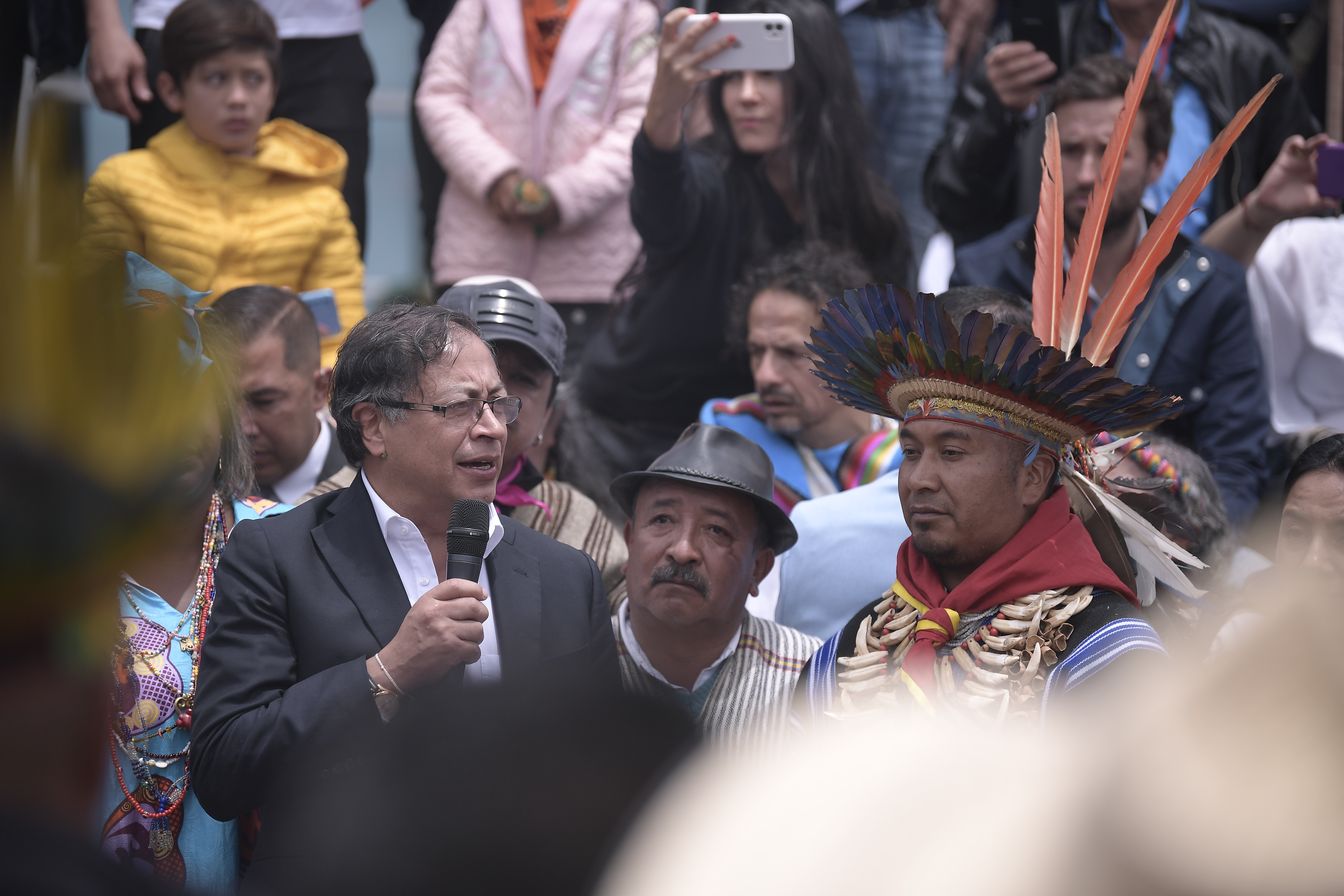 Presidente electo, asiste a la posesión popular y espiritual en el Parque Tercer Milenio en Bogotá, ceremonia organizada por organizaciones indígenas, afros y campesinas.