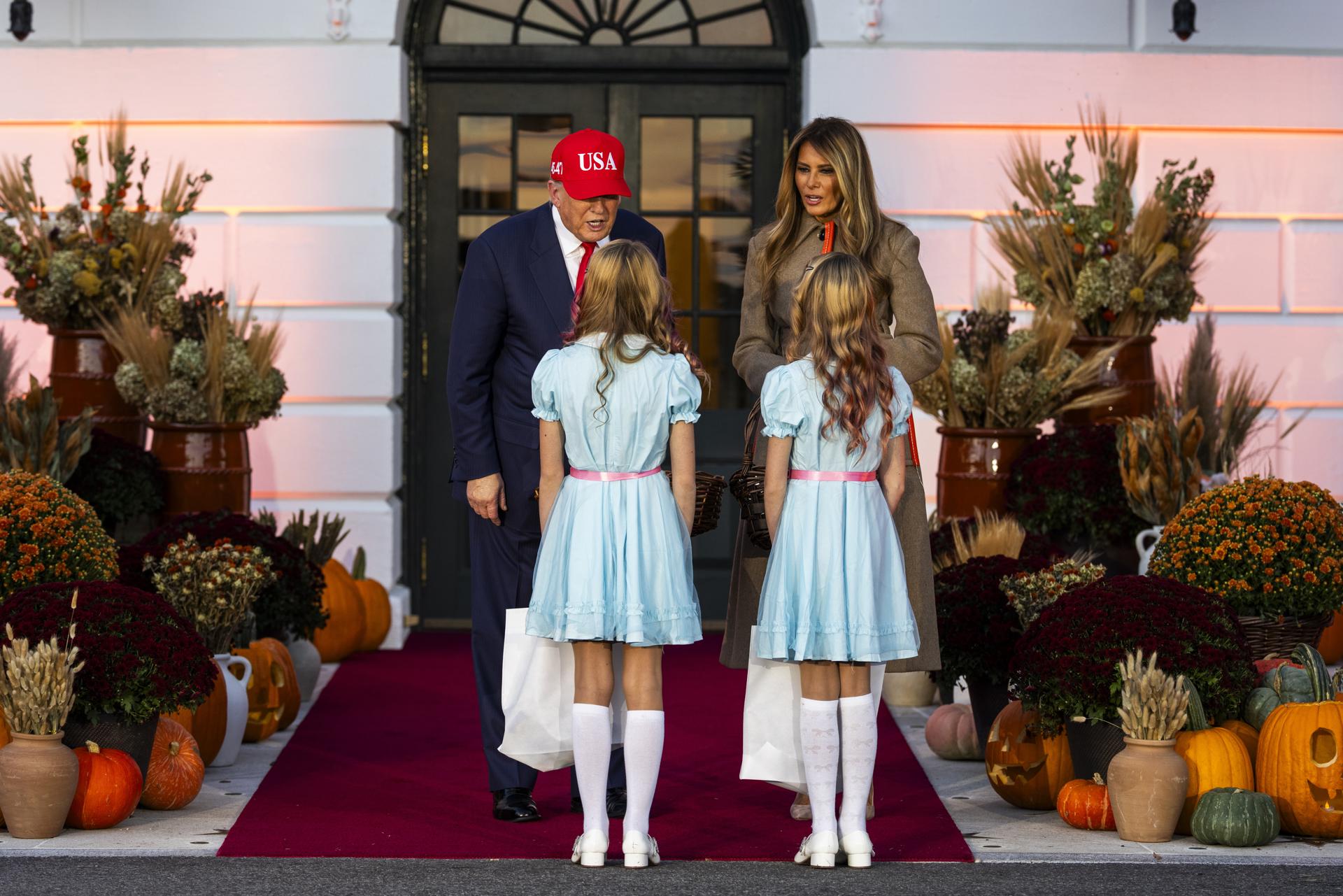 WASHINGTON (United States), 30/10/2025.- US President Donald Trump and First Lady Melania Trump hand out candy to trick-or-treaters during a Halloween celebration on the South Lawn of the White House in Washington, DC, USA, 30 October 2025. EFE/EPA/JIM LO SCALZO
