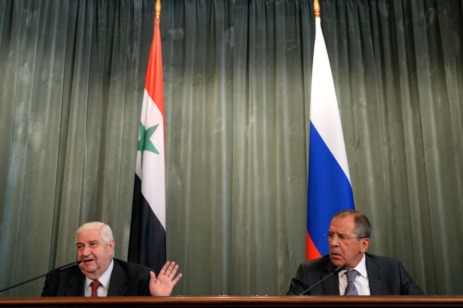 Walid Muallem junto a Sergei Lavrov, ministro de exteriores de Siria y Rusia, respectivamente. / AFP