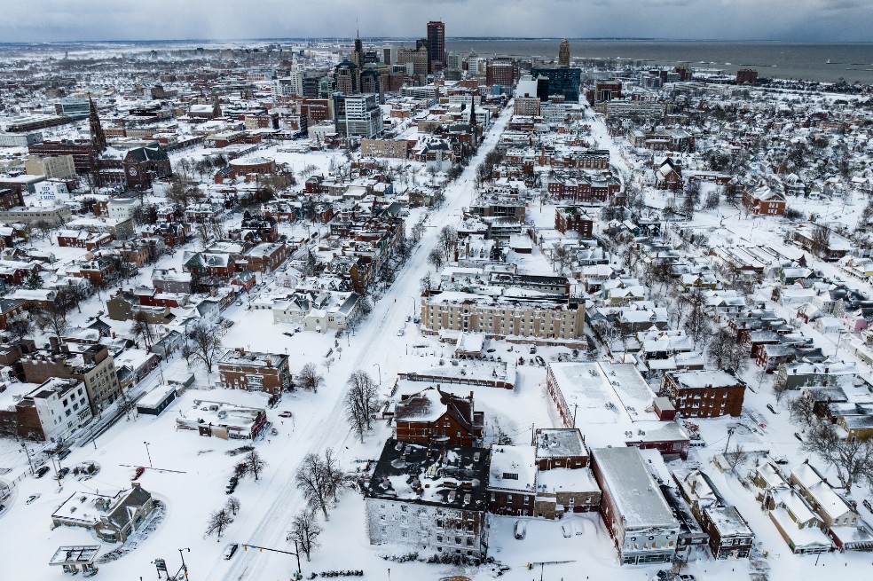 Kathy Hochul, gobernadora de Nueva York, señaló que se prevé que caerán 30 centímetros más de nieve.
