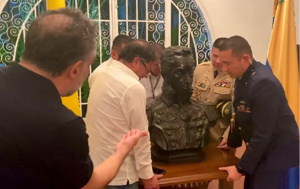 De Caracas a Bogotá: presidente Petro se trajo busto de Bolívar