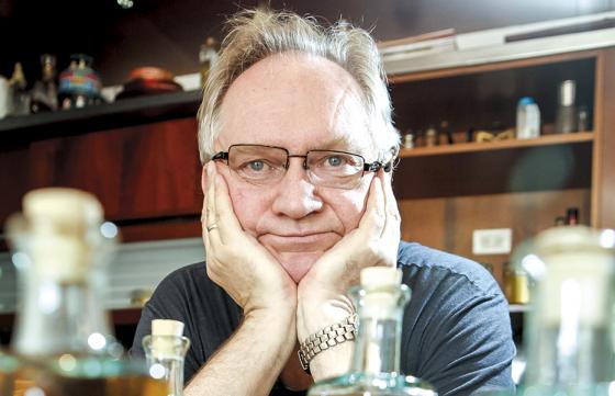 El director de teatro Pawel Nowicki creó una bebida alcohólica que mata bacterias y no produce guayabo