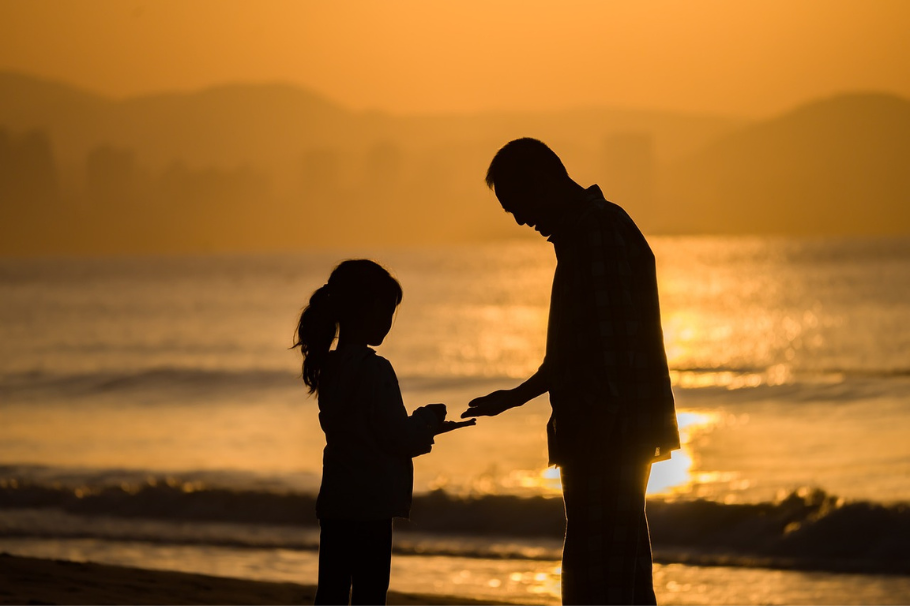 ¿Cómo hablar de la primera vez con tus hijos? Guía para padres sin tabúes