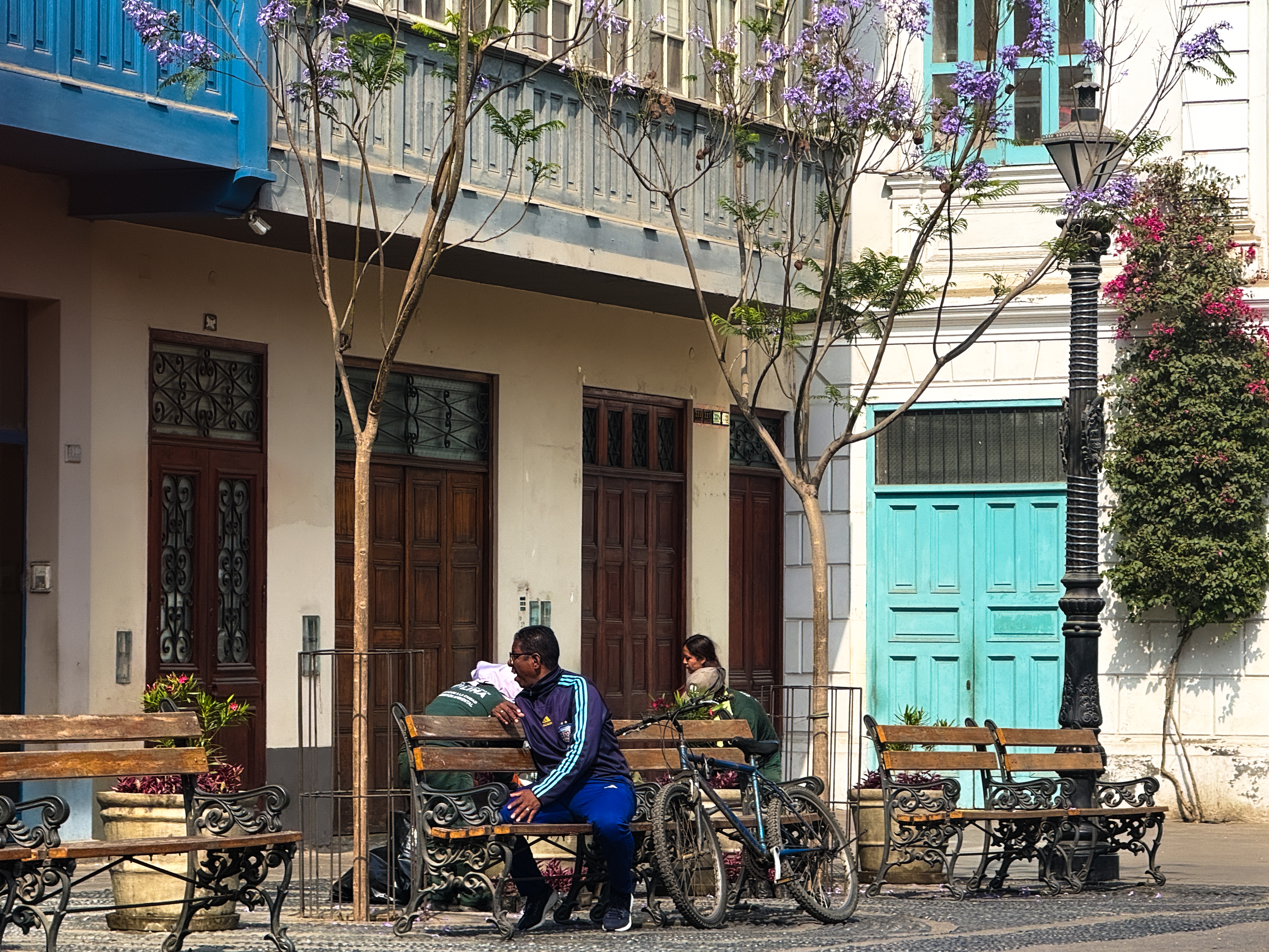 Más allá de la comida, Lima invita a caminar barrios como el Centro Histórico, Barranco y Miraflores, donde se mezclan arte, arquitectura y vida cotidiana.