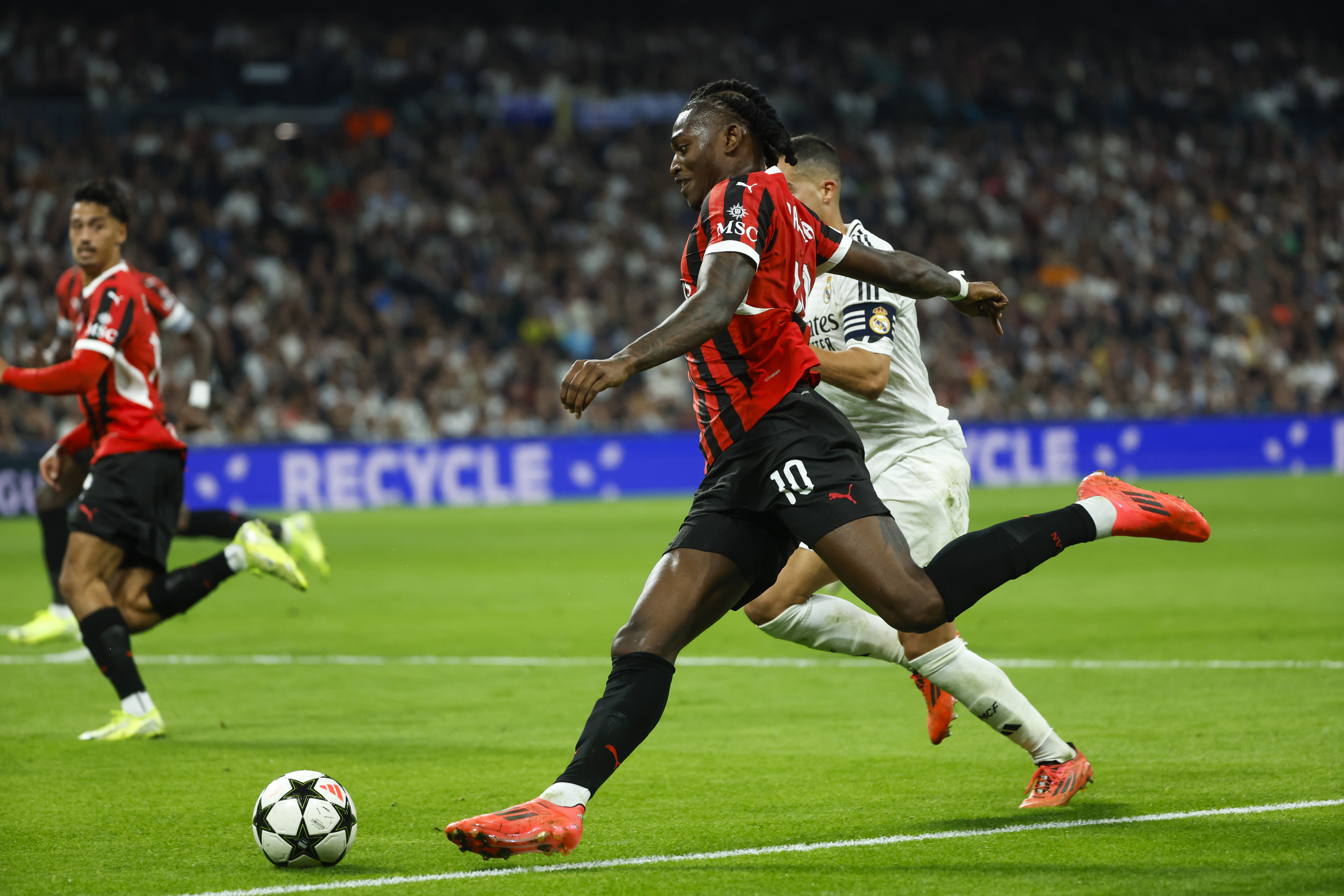 MADRID, 05/11/2024.- El delantero portugués del Milan, Rafael Leao (i), con el balón ante el centrocampista Real Madrid, Lucas Vázquez, durante el encuentro correspondiente a la fase regular de la Liga de Campeones que disputan hoy martes Real Madrid y Milan en el estadio Santiago Bernabéu, en Madrid. EFE / Juanjo Martín.