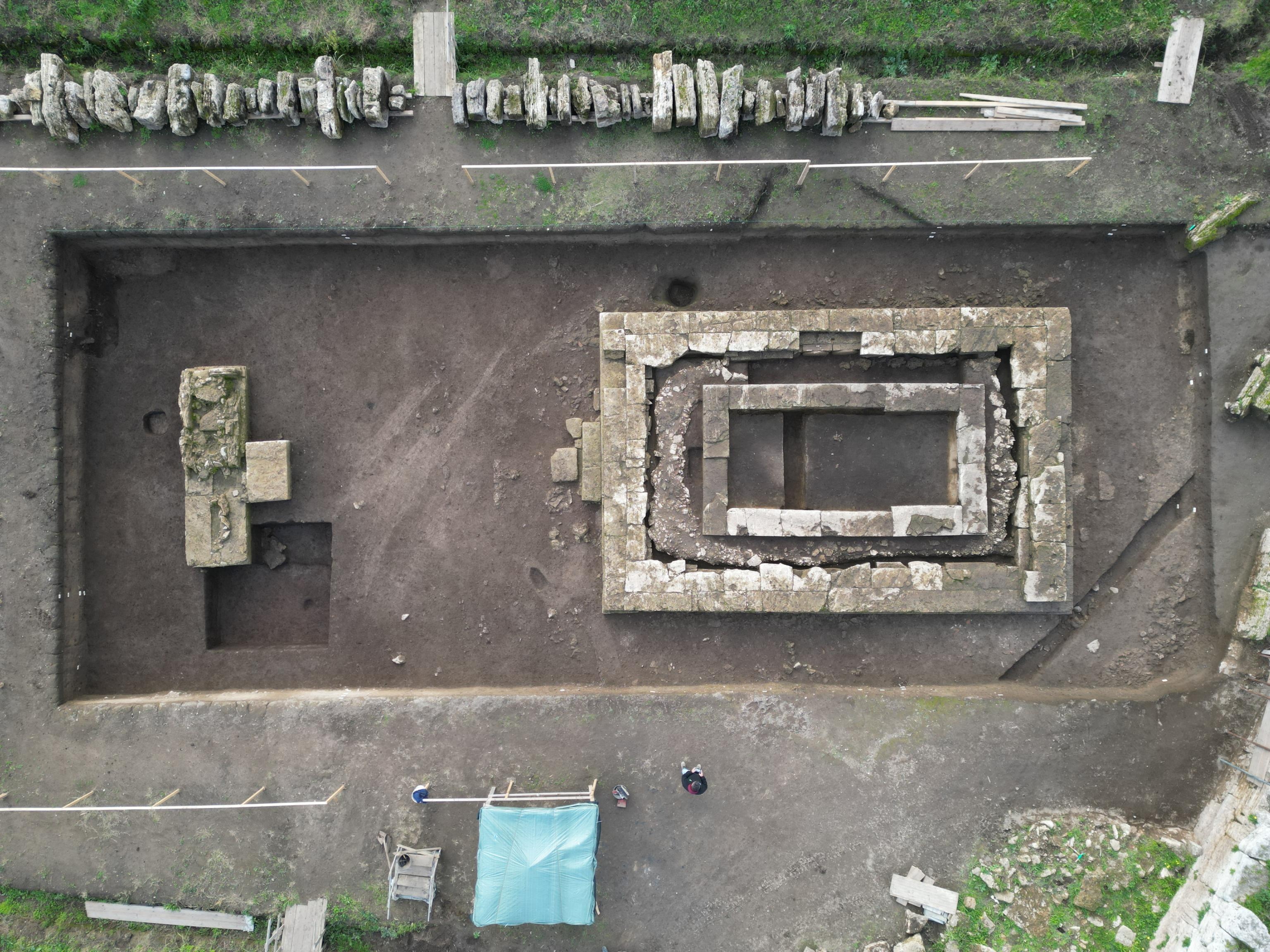 Paestum (Italy), 13/01/2024.- A handout photo made available by the Italian Ministry of Culture shows part of the new discovery made at the archeological site of the ancient city of Poseidonia-Paestum, south of Naples, Italy, 13 January 2024. Two new Greek temples in the Doric style were discovered in the western area of the ancient city of Poseidonia-Paestum as part of a stratigraphic excavation campaign in the area, the Italian Ministry of Culture said. Paestum was a major ancient Greek settlement in Magna Graecia which draws thousands of visitors a year to its three well-preserved Greek temples in the Doric order dating back from 550 to 450 BC. (Italia, Nápoles) EFE/EPA/ITALIAN CULTURE MINISTRY / HANDOUT HANDOUT EDITORIAL USE ONLY/NO SALES HANDOUT EDITORIAL USE ONLY/NO SALES