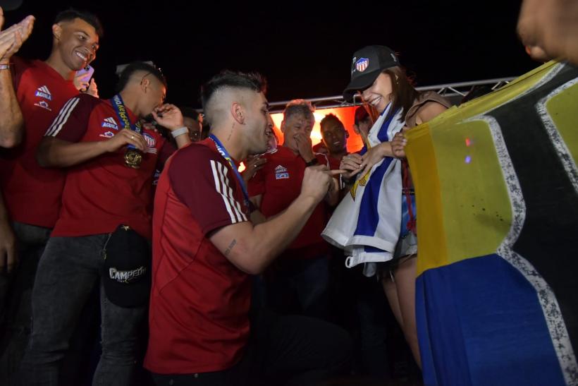 Santiago Mele le pidió matrimonio a su novia en celebración del Junior: (Video)