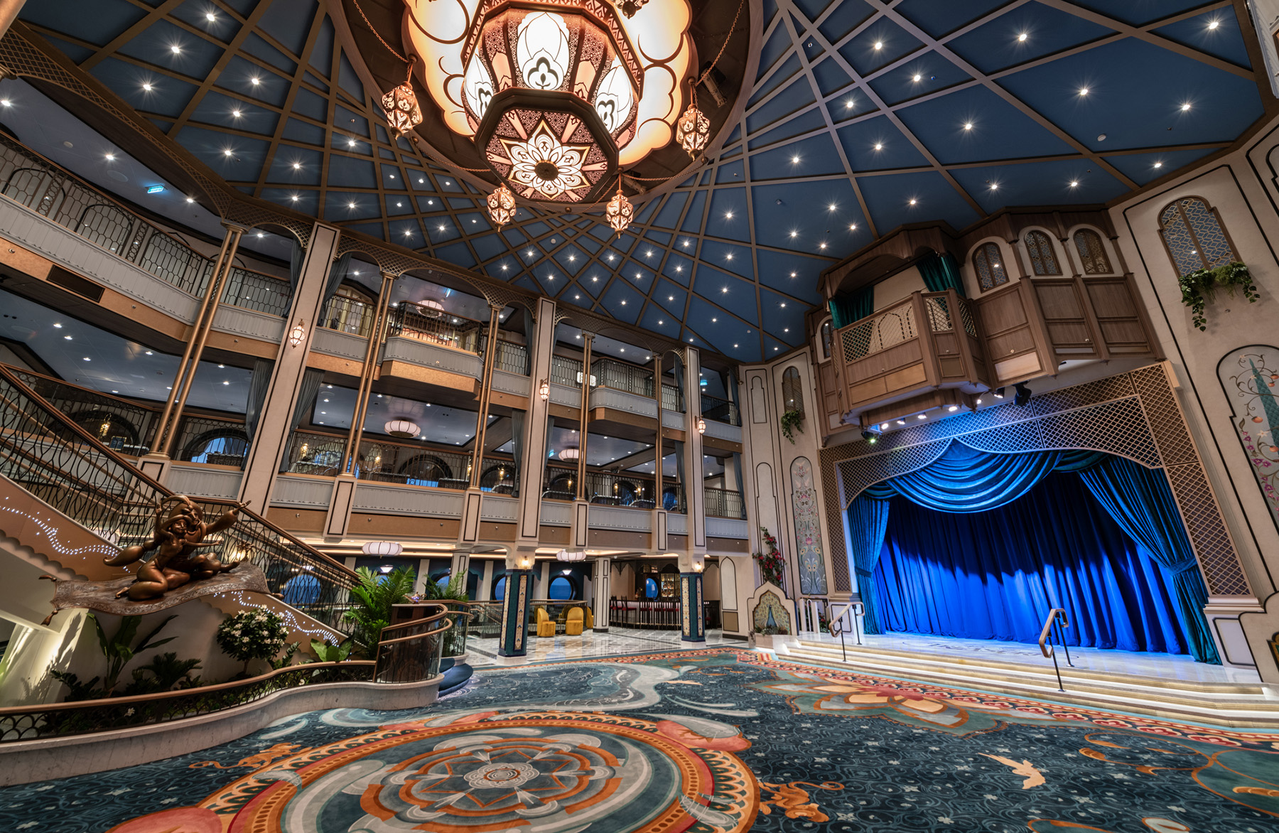 El Gran Salón encarna el tema de aventura del Tesoro de Disney, con estatuas y decoración que evocan el palacio dorado y la maravilla de Agrabah del cuento clásico de Walt Disney Animation Studios, “Aladdin”. El espacio servirá como el espacio de reunión más destacado del barco y ofrecerá sus propios momentos de entretenimiento y sorpresas.