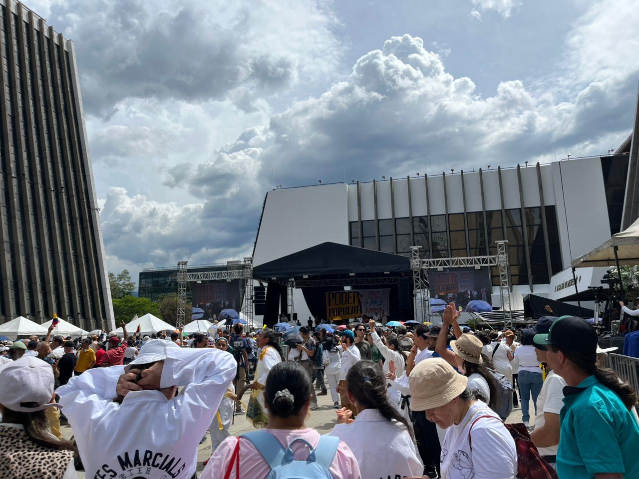 El evento fue convocado en la plazoleta del centro administrativo La Alpujarra, sede del poder de la capital antioqueña.
