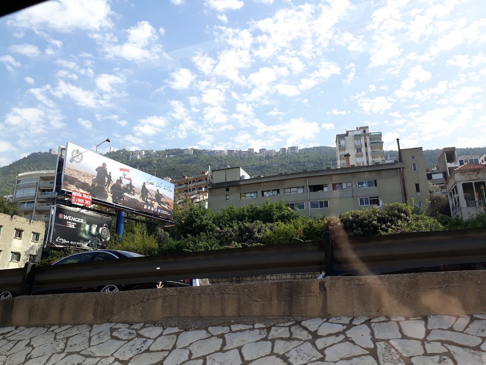 Las colinas de Beirut, precedidas por vallas en las que se elogia el poder militar.