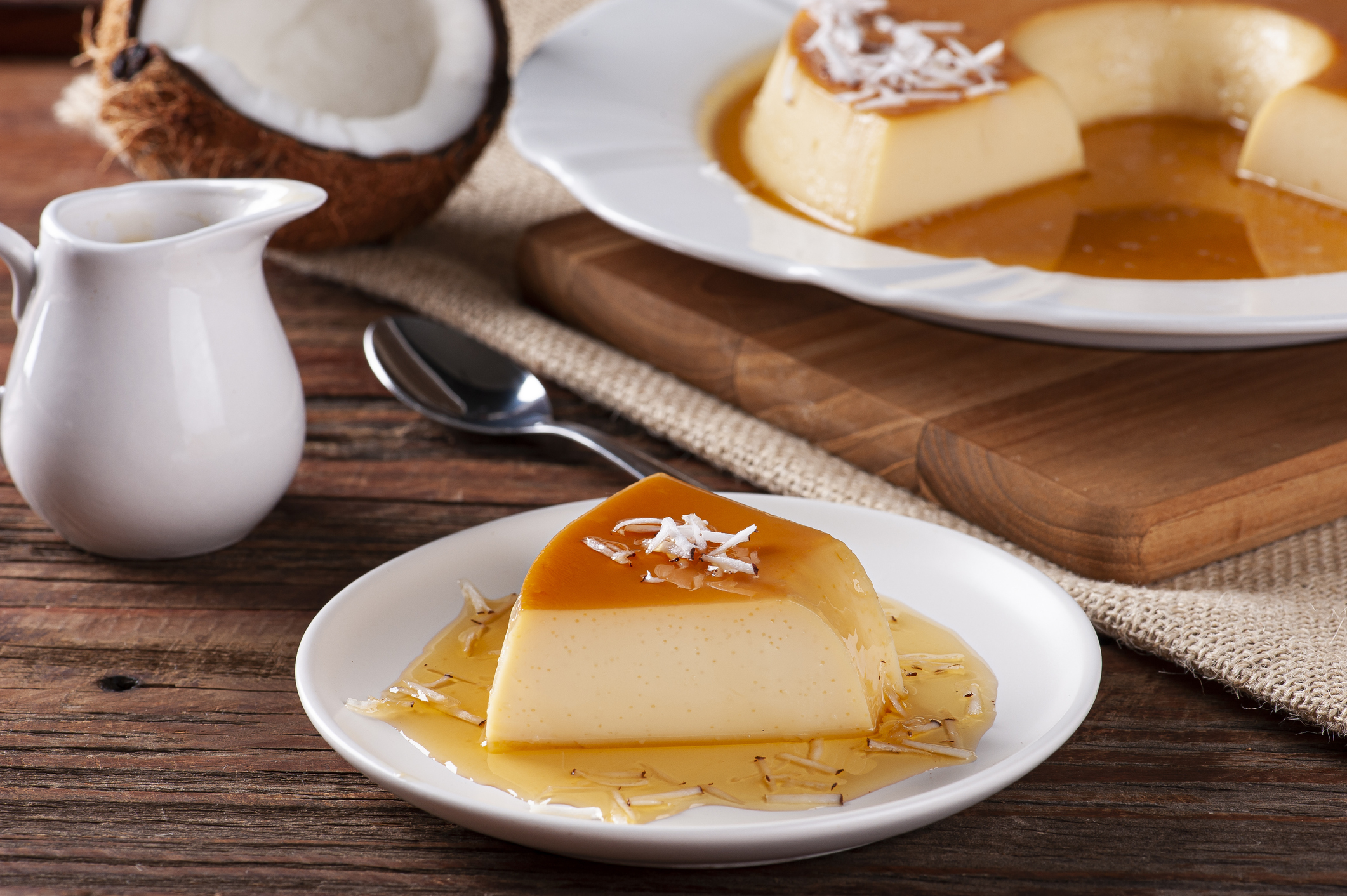Si quieres una textura entre el flan y el bizcocho esta receta de postre de coco es para ti