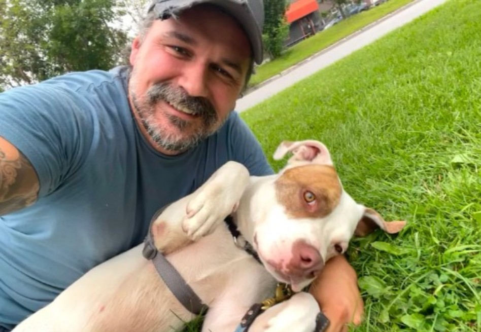 Hombre adopta perro de un refugio, pero cuatro meses después los dueños lo llaman