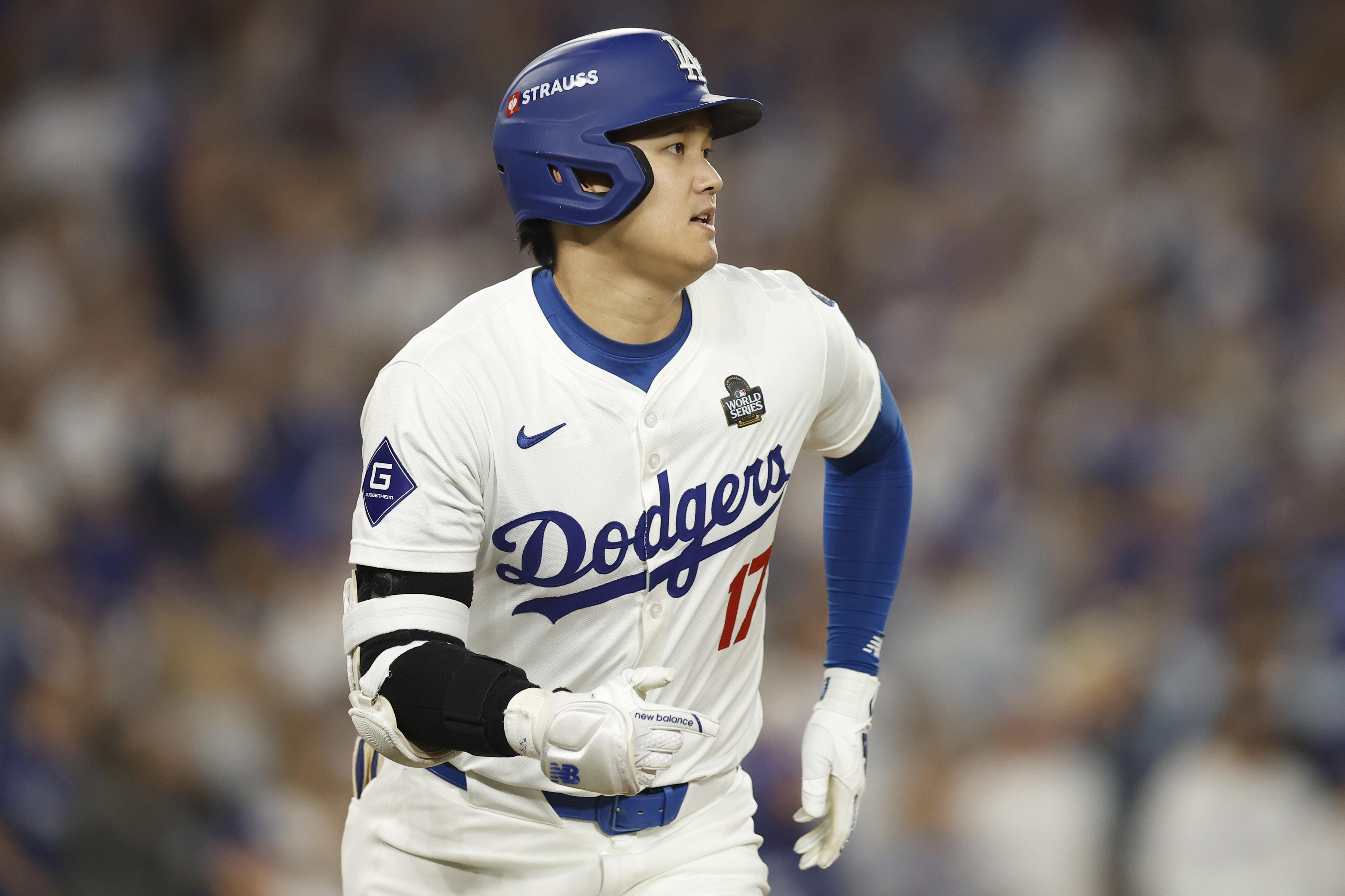 Los Angeles (United States), 25/10/2024.- Los Angeles Dodgers designated hitter Shohei Ohtani (R) hits a double off New York Yankees pitcher Clay Holmes as New York Yankees catcher Austin Wells (not pictured) catches, eventually advancing to third base on a fielding error by New York Yankees second base Gleyber Torres during the eighth inning of the Major League Baseball (MLB) World Series game one between the American League Champion New York Yankees and the National League Champion Los Angeles Dodgers in Los Angeles, California, USA, 25 October 2024. The World Series is the best-of-seven games. (Nueva York) EFE/EPA/CAROLINE BREHMAN