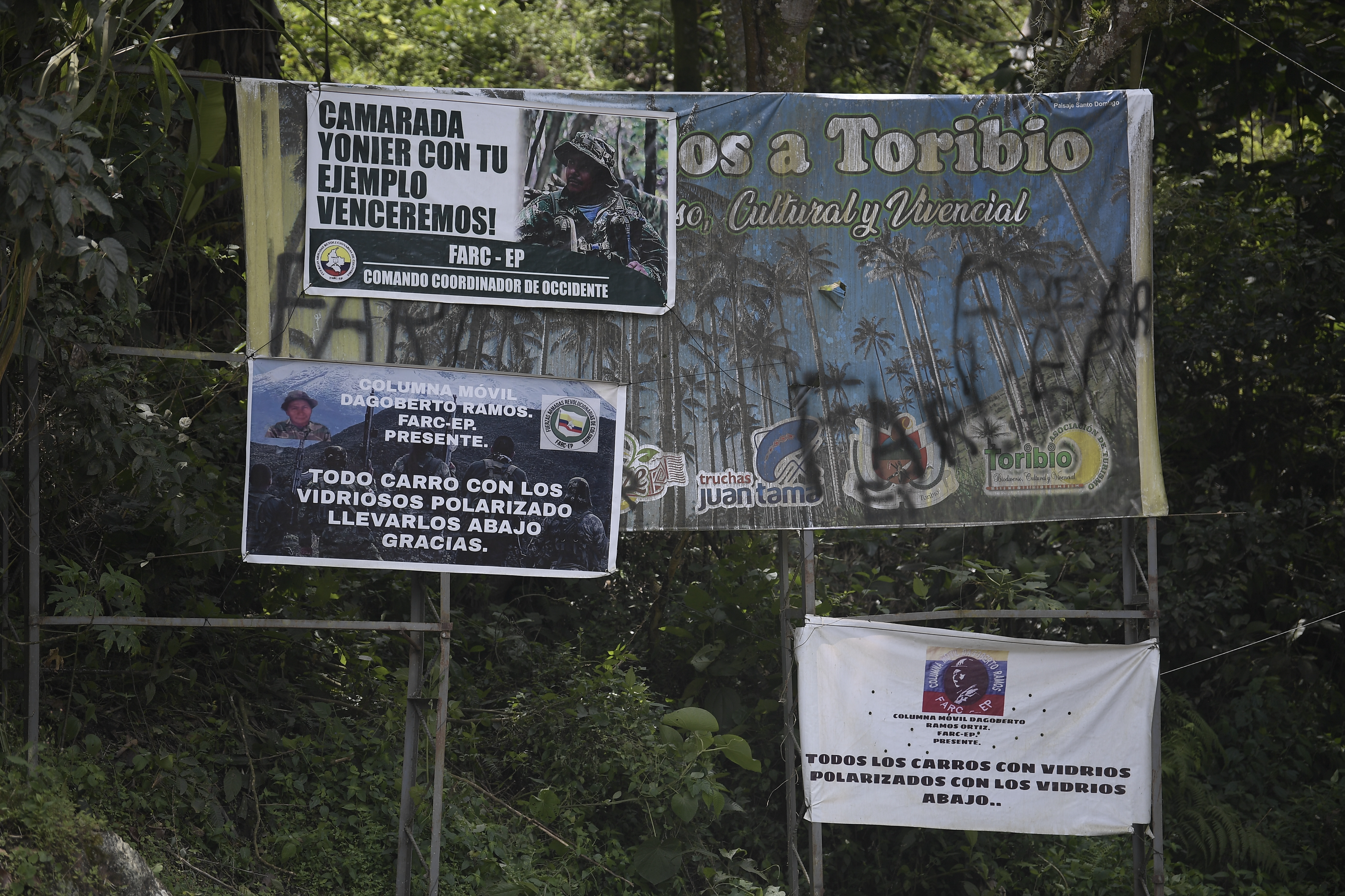 Grafitis del ELN y de la Columna Móvil Dagoberto Ramos de las FARC-EP.