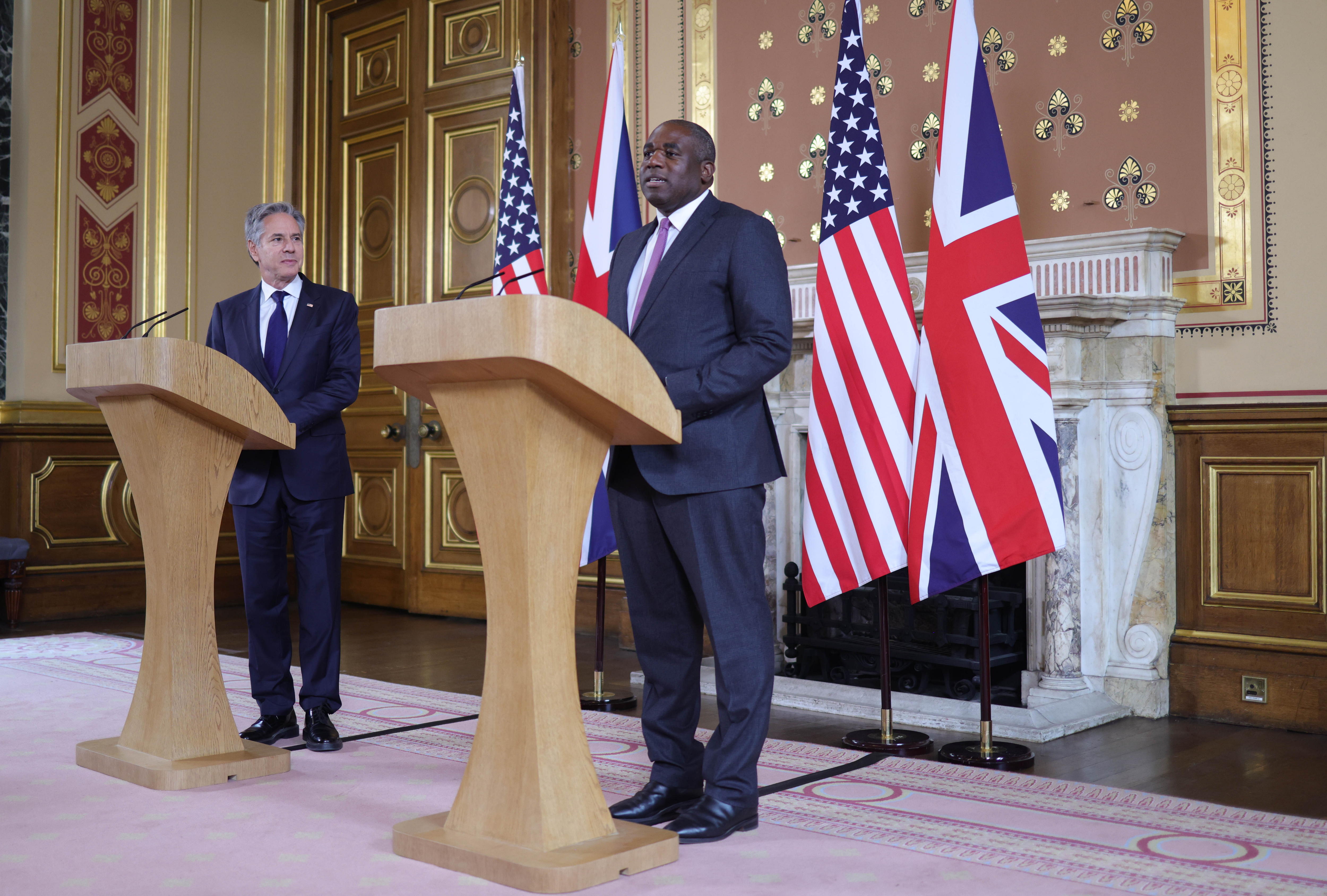 London (United Kingdom), 10/09/2024.- US Secretary of State Antony Blinken (L) and Britain's Foreign Secretary David Lammy (R) hold a press conference as part of a strategic dialogue at the Foreign, Commonwealth and Development Office in London, Britain, 10 September 2024. Blinken is visiting the UK as part of a strategic dialogue visit. (Reino Unido, Londres) EFE/EPA/NEIL HALL / POOL