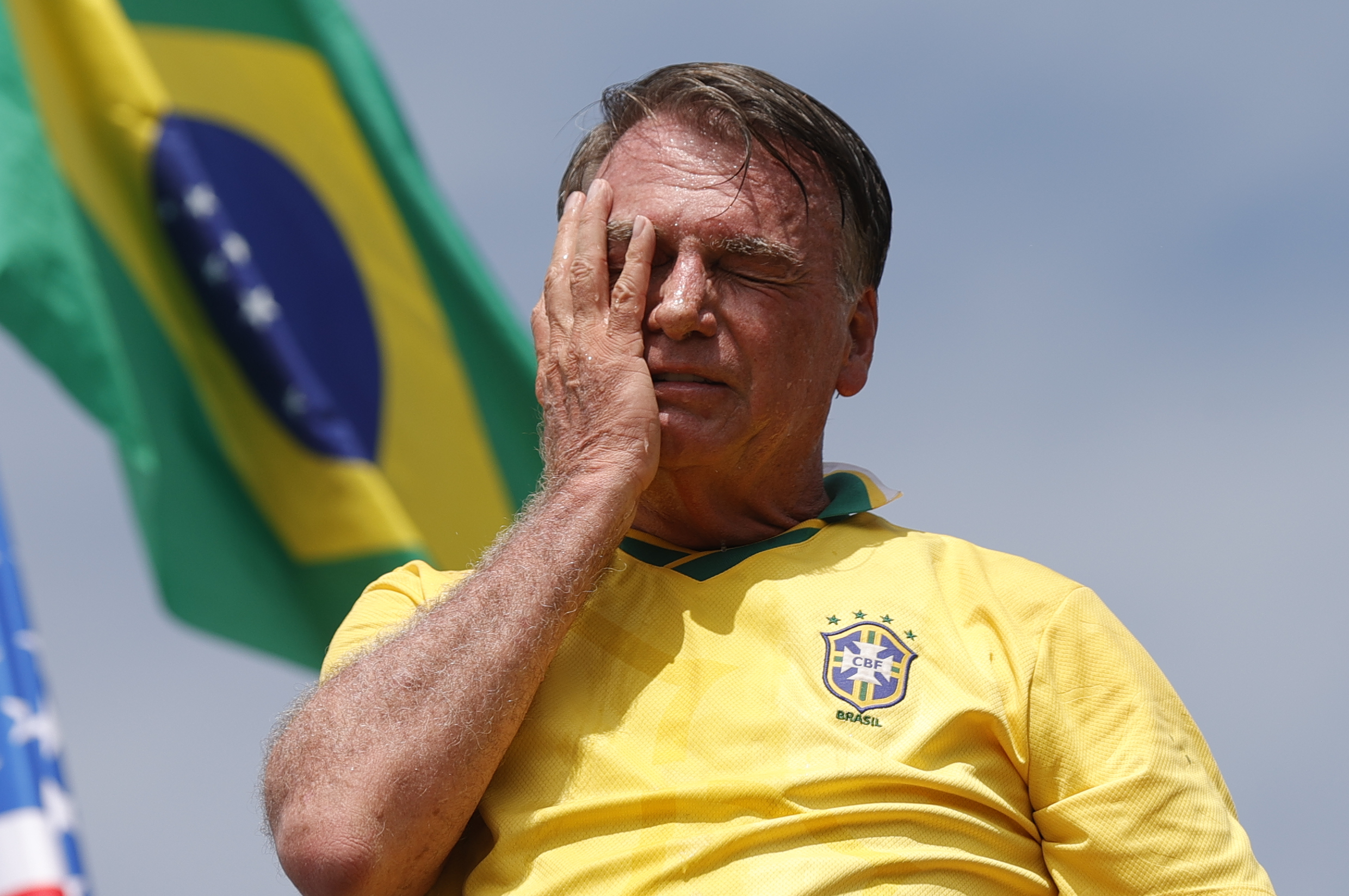 Bolsonaro usará tobillera electrónica por “riesgo de fuga” y no podrá usar redes
